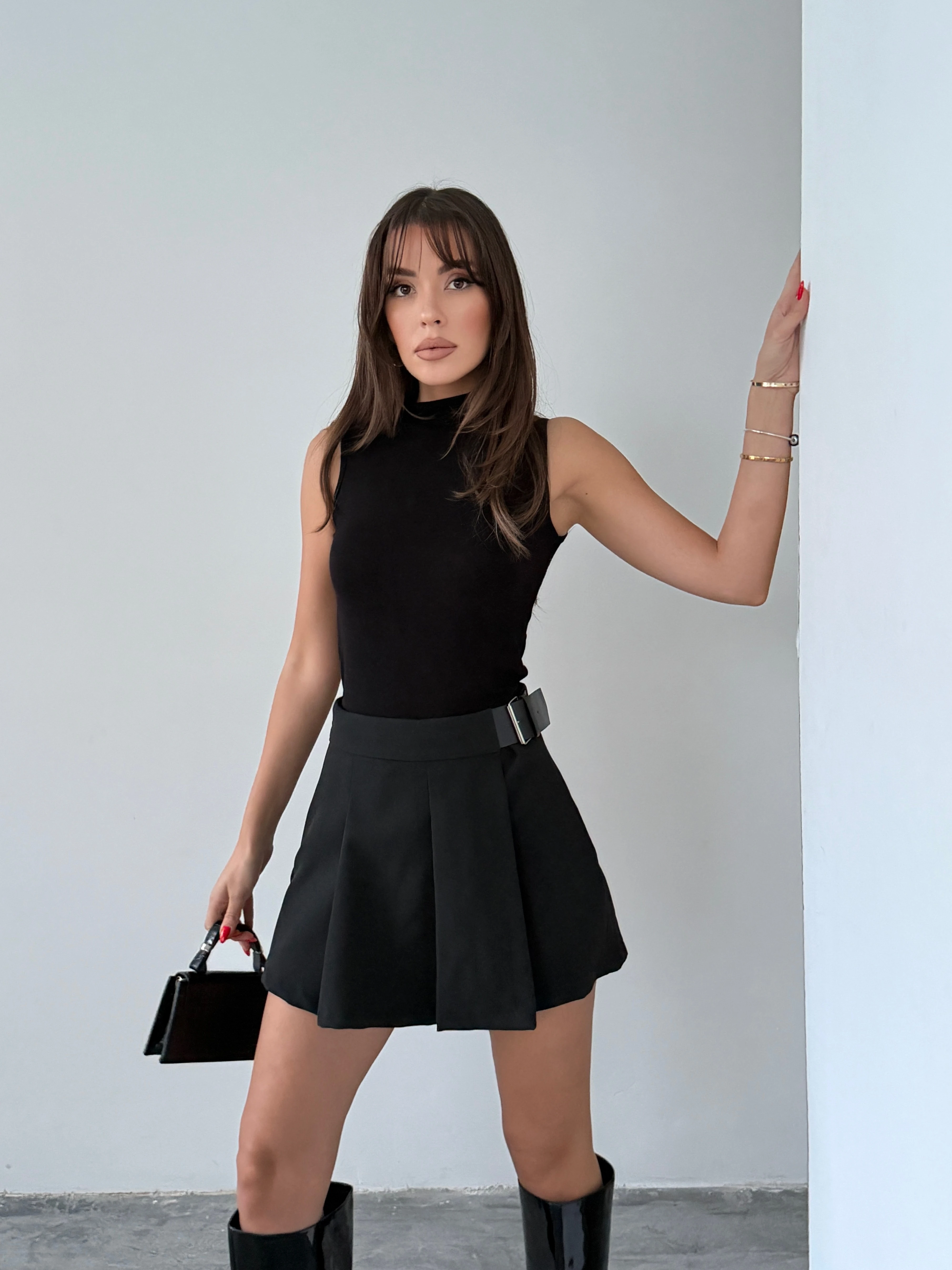 Yanı Kemerli Pileli Etek - Siyah