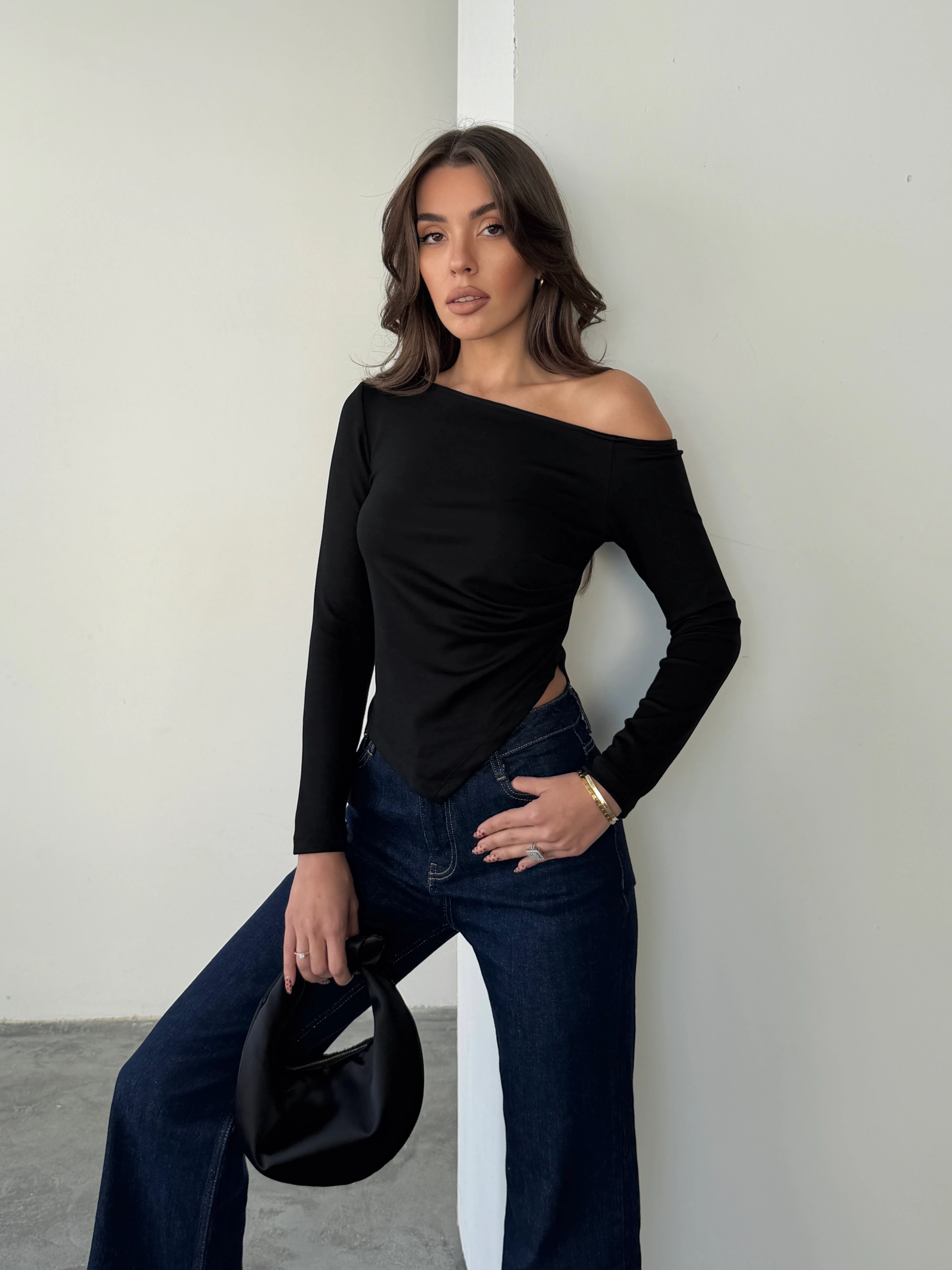 Kayık Yaka Asimetrik Bluz - Siyah