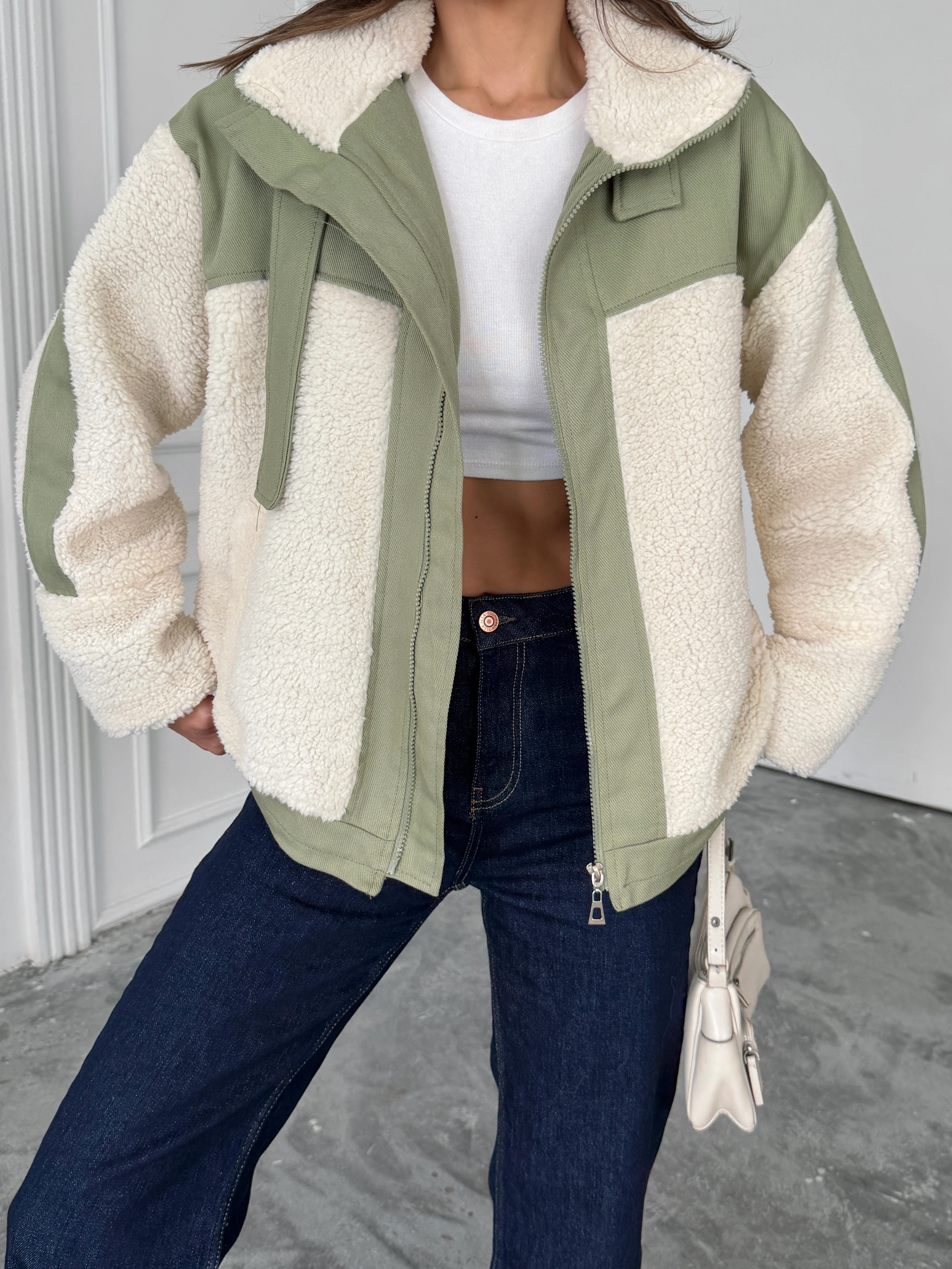 Boynu Kemer Detay Peluş Mont