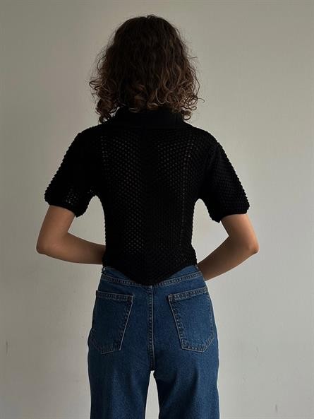 Asimetrik Polo Yaka Delikli Crop Siyah