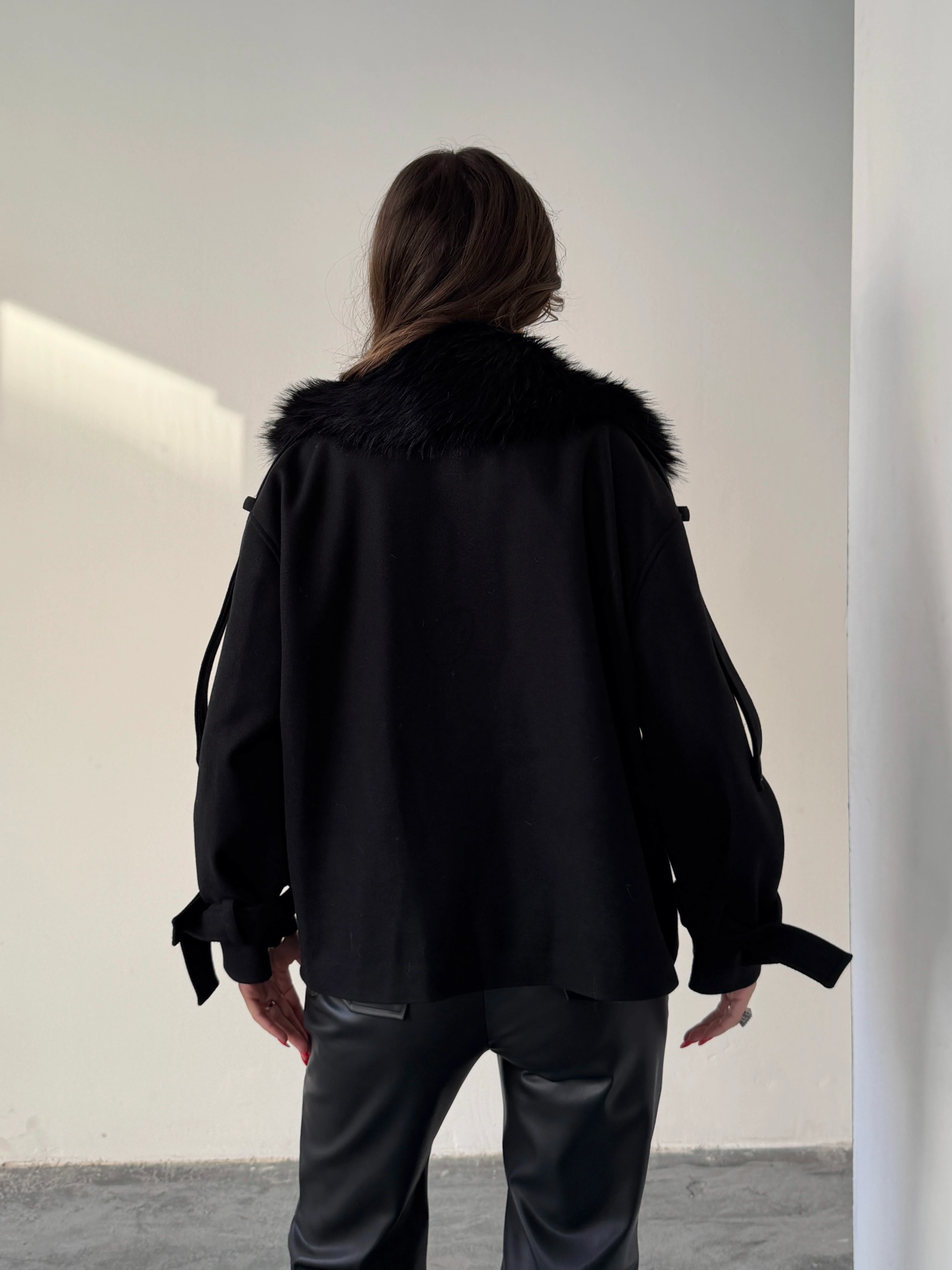 Apolet Detay Kürklü Kaşe Mont  - Siyah