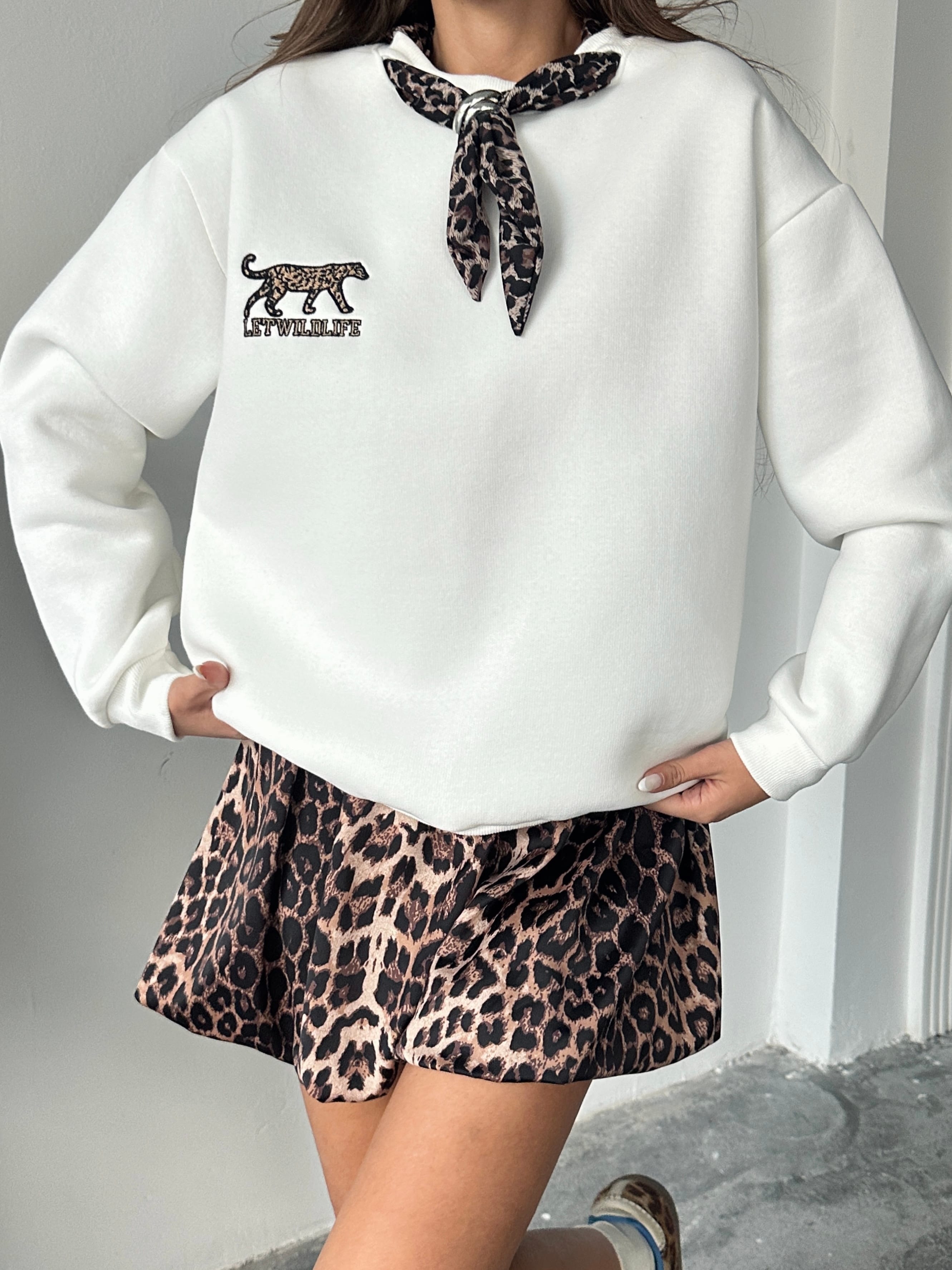 Leopar Fularlı Sweatshirt