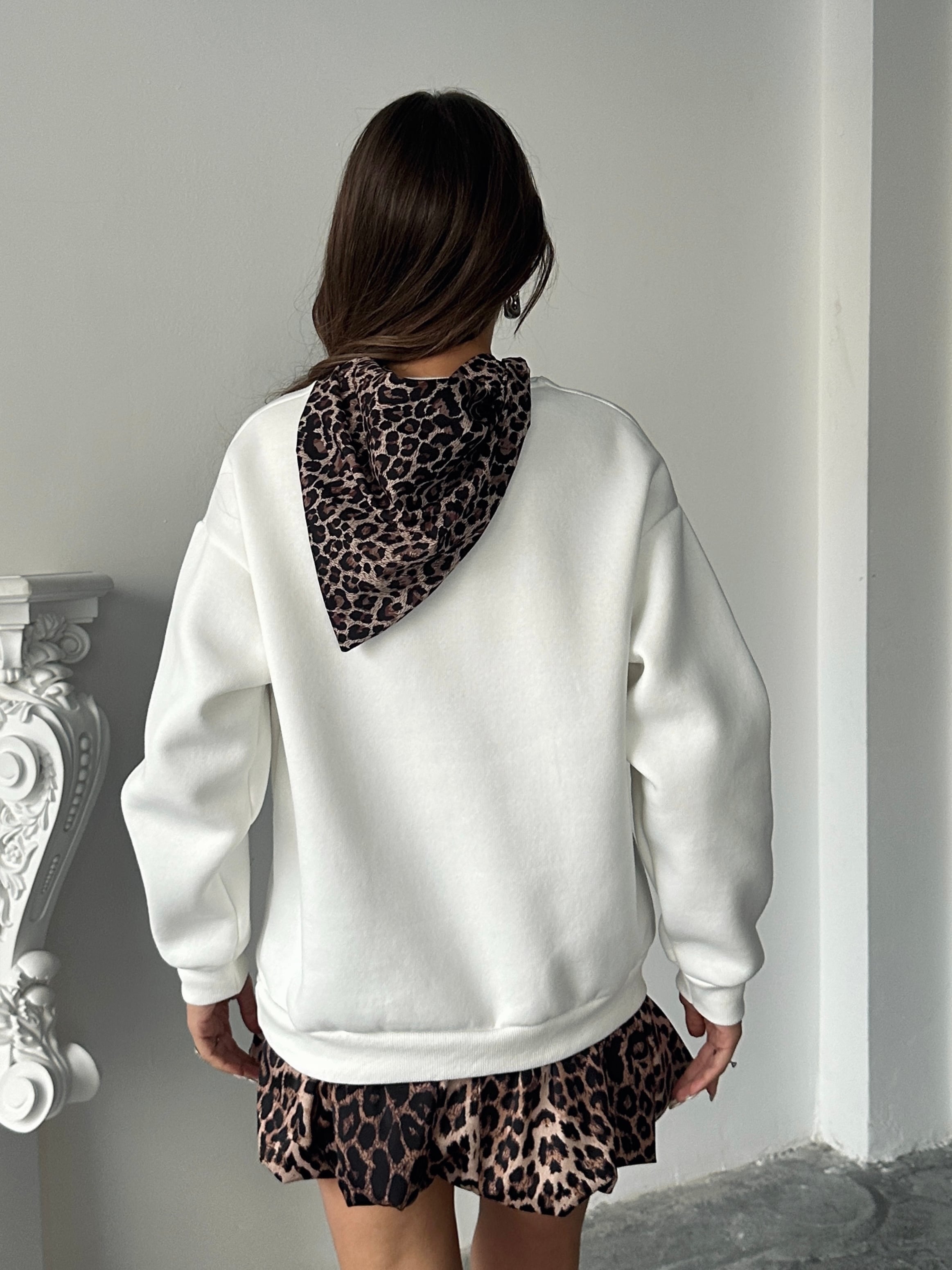 Leopar Fularlı Sweatshirt