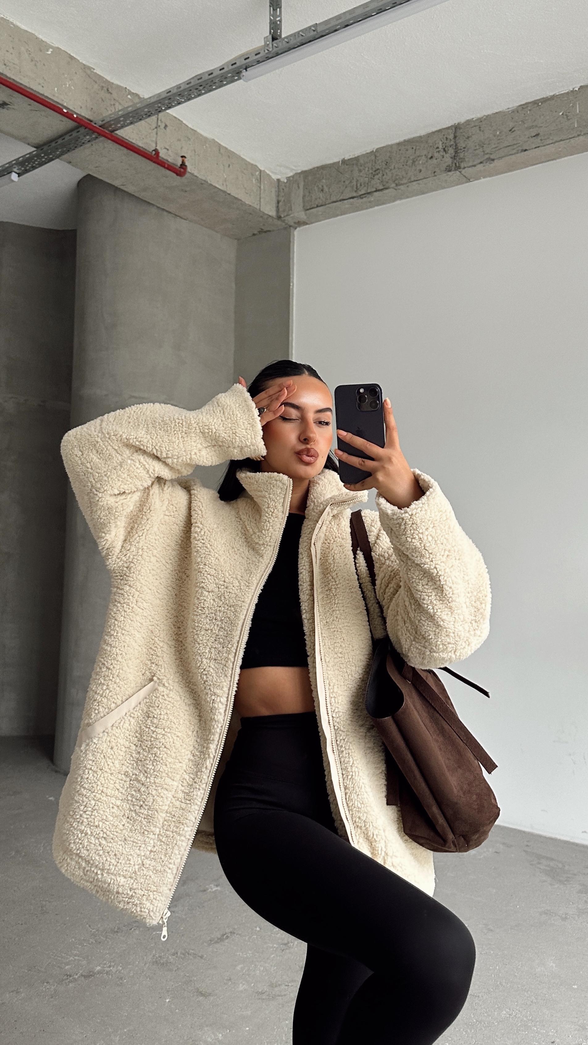 İç Astarlı Oversize Peluş Mont 