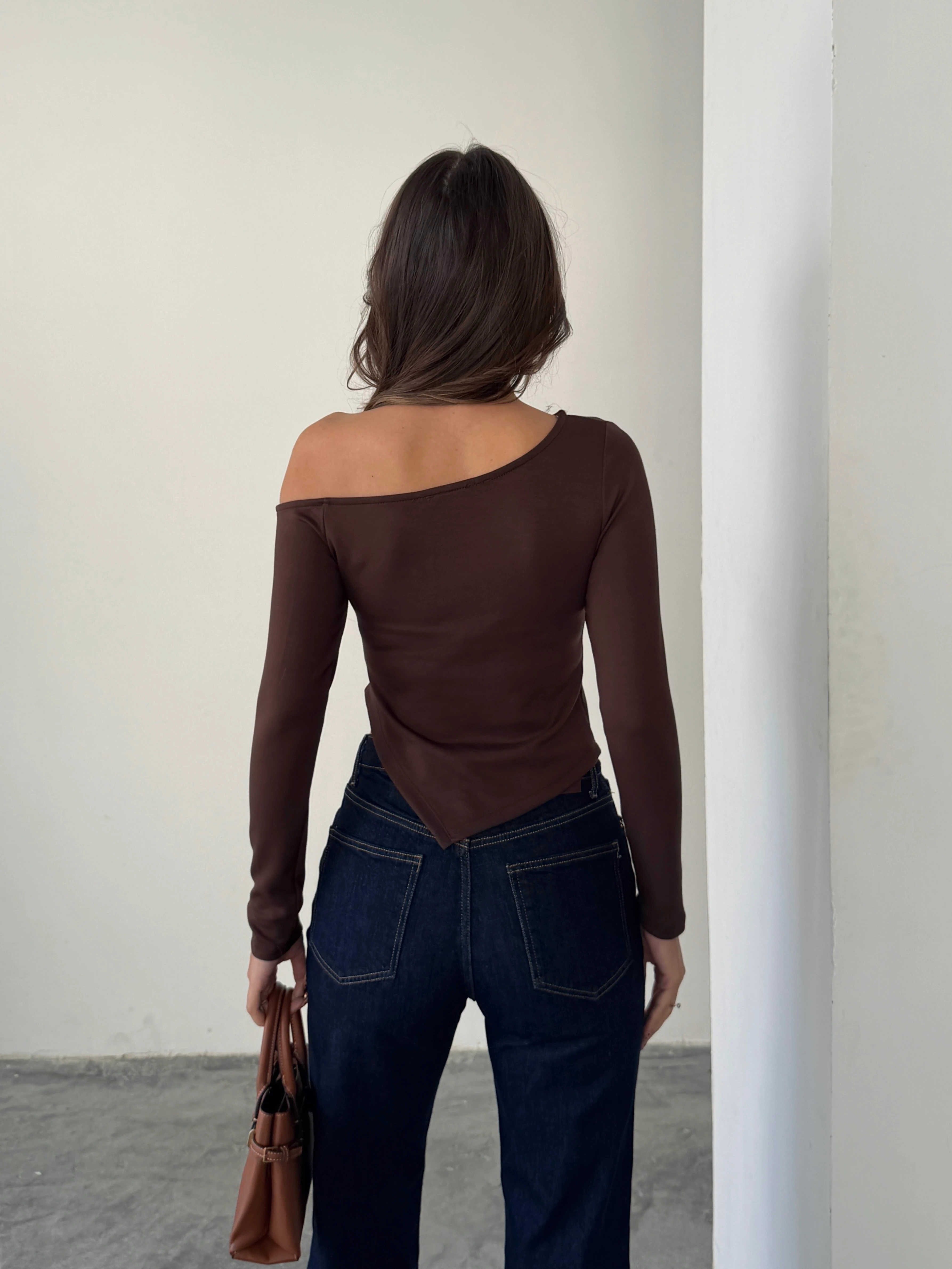 Kayık Yaka Asimetrik Bluz - Kahve