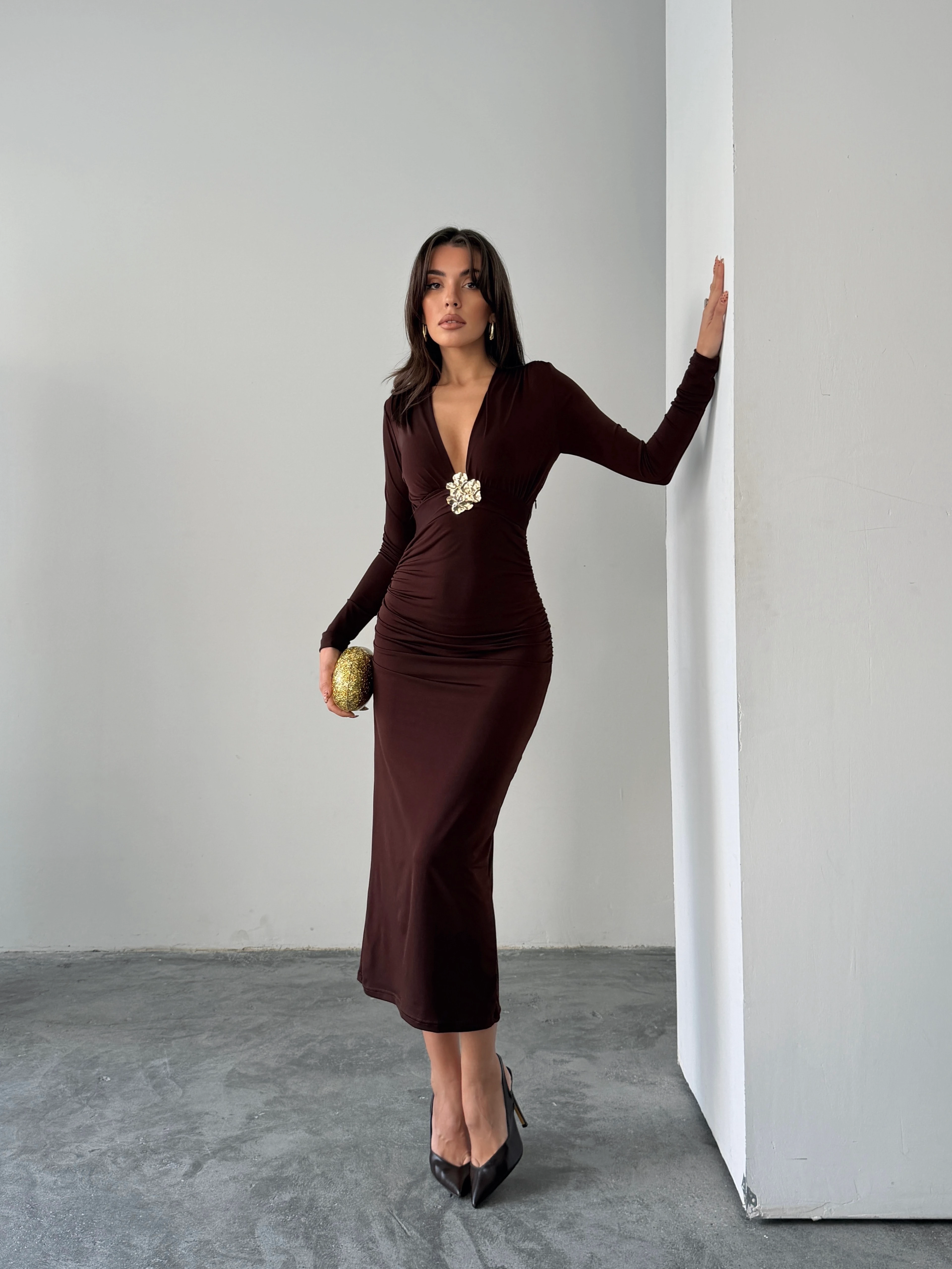 Derin V Yaka Tokalı Maxi Elbise - Kahverengi