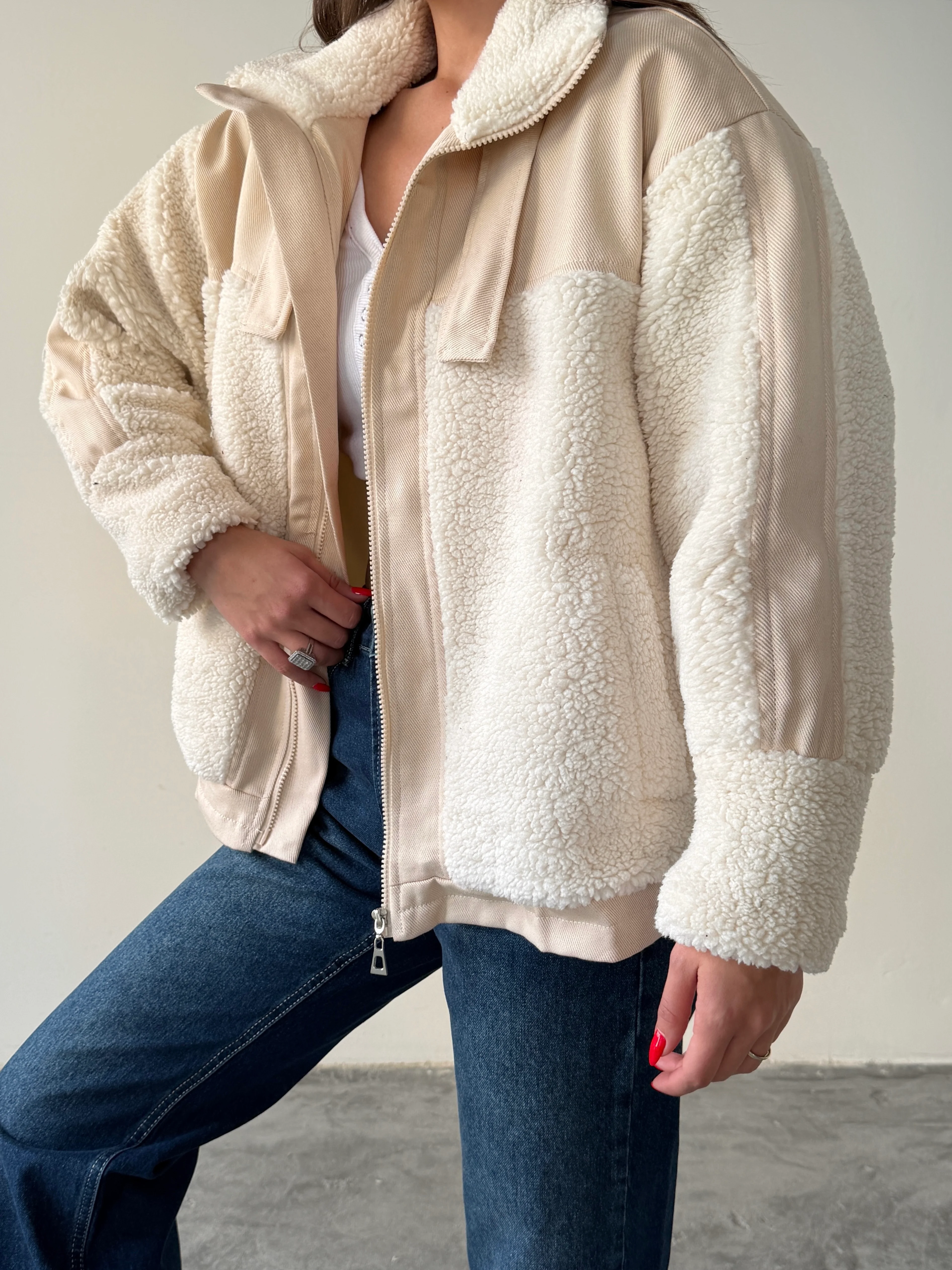 Boynu Kemer Detay Peluş Mont - Krem