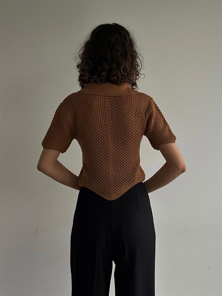 Asimetrik Polo Yaka Delikli Crop Kahverengi