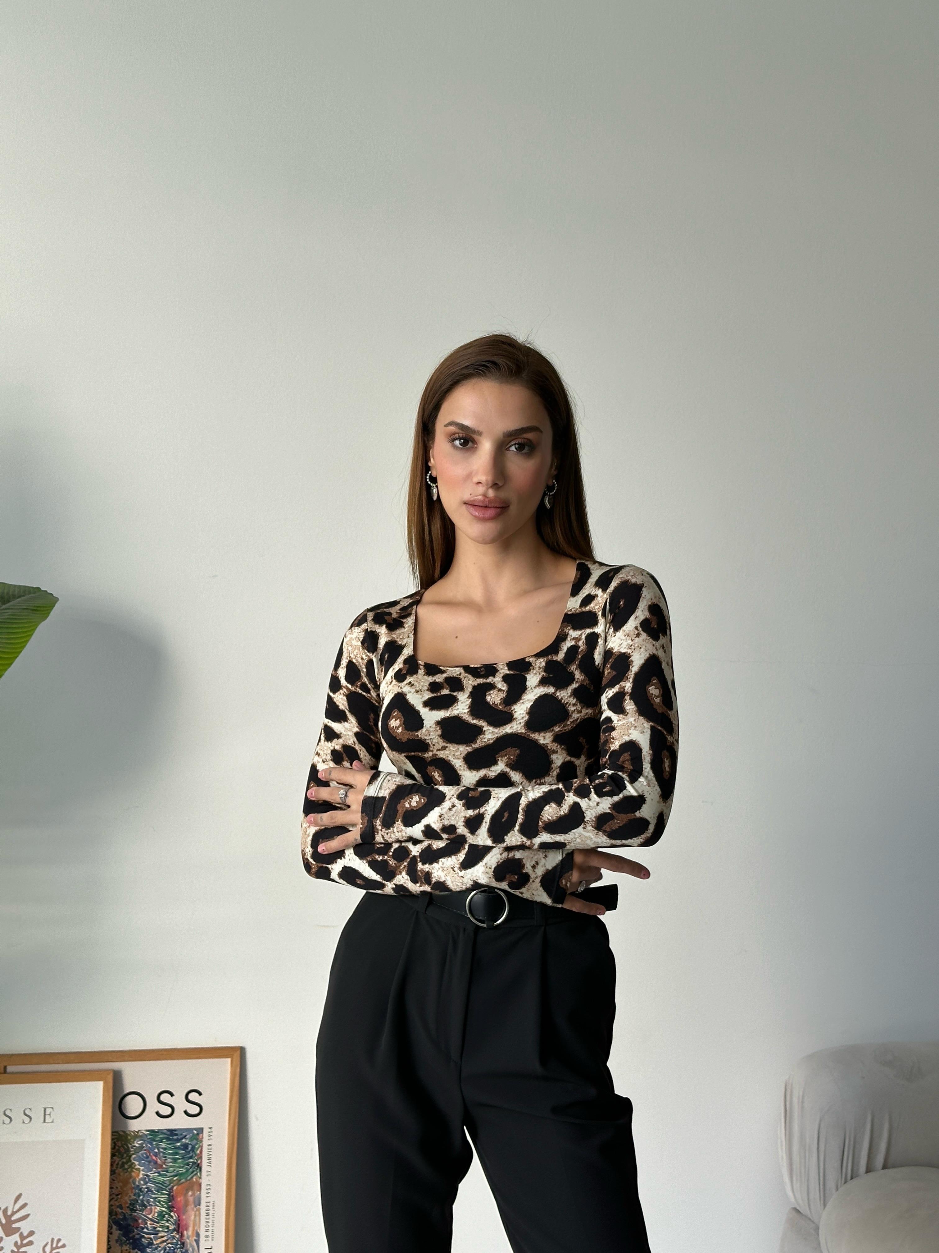 Kare Yaka Desenli Bluz Bej Leopar