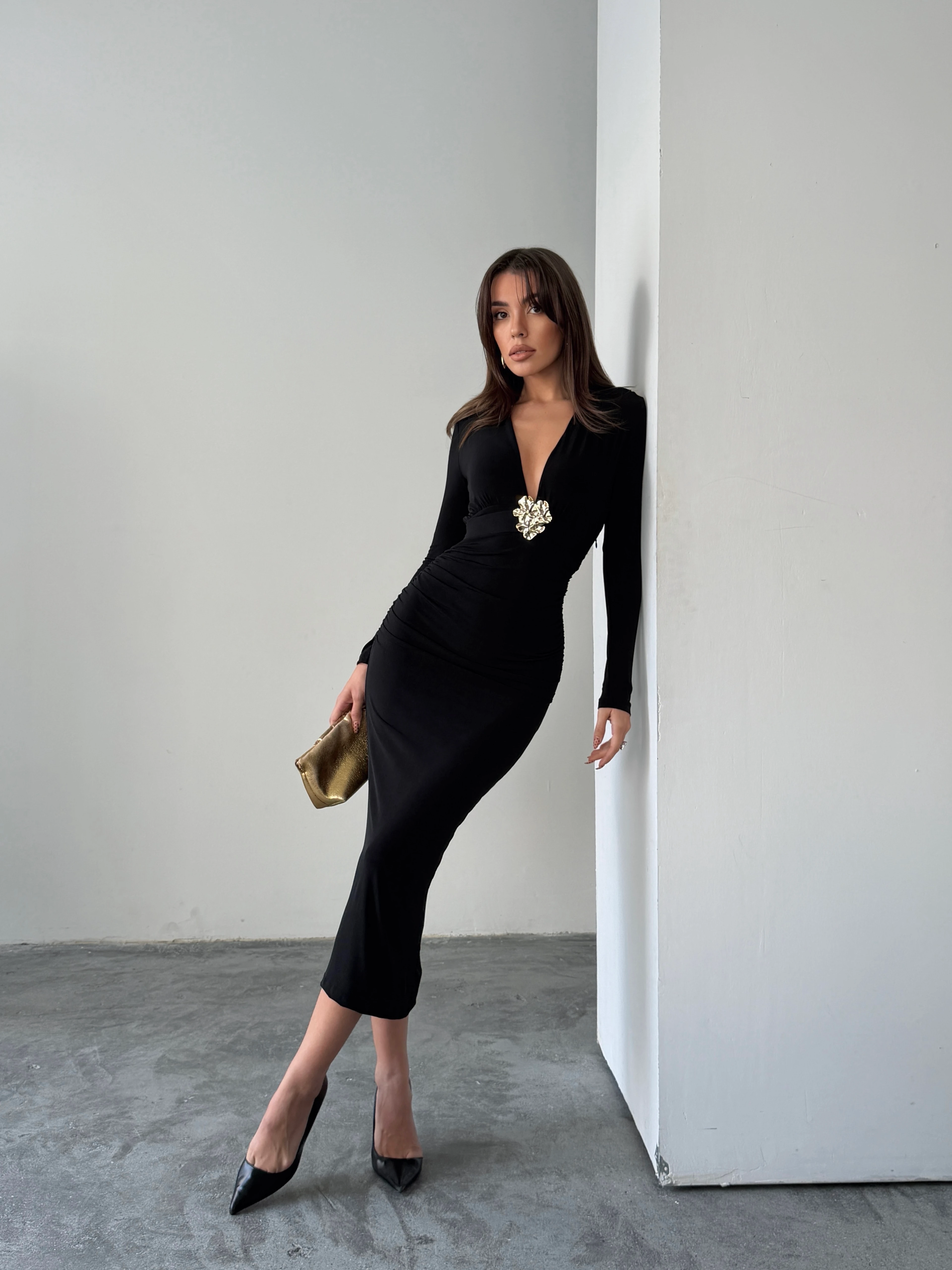 Derin V Yaka Tokalı Maxi Elbise