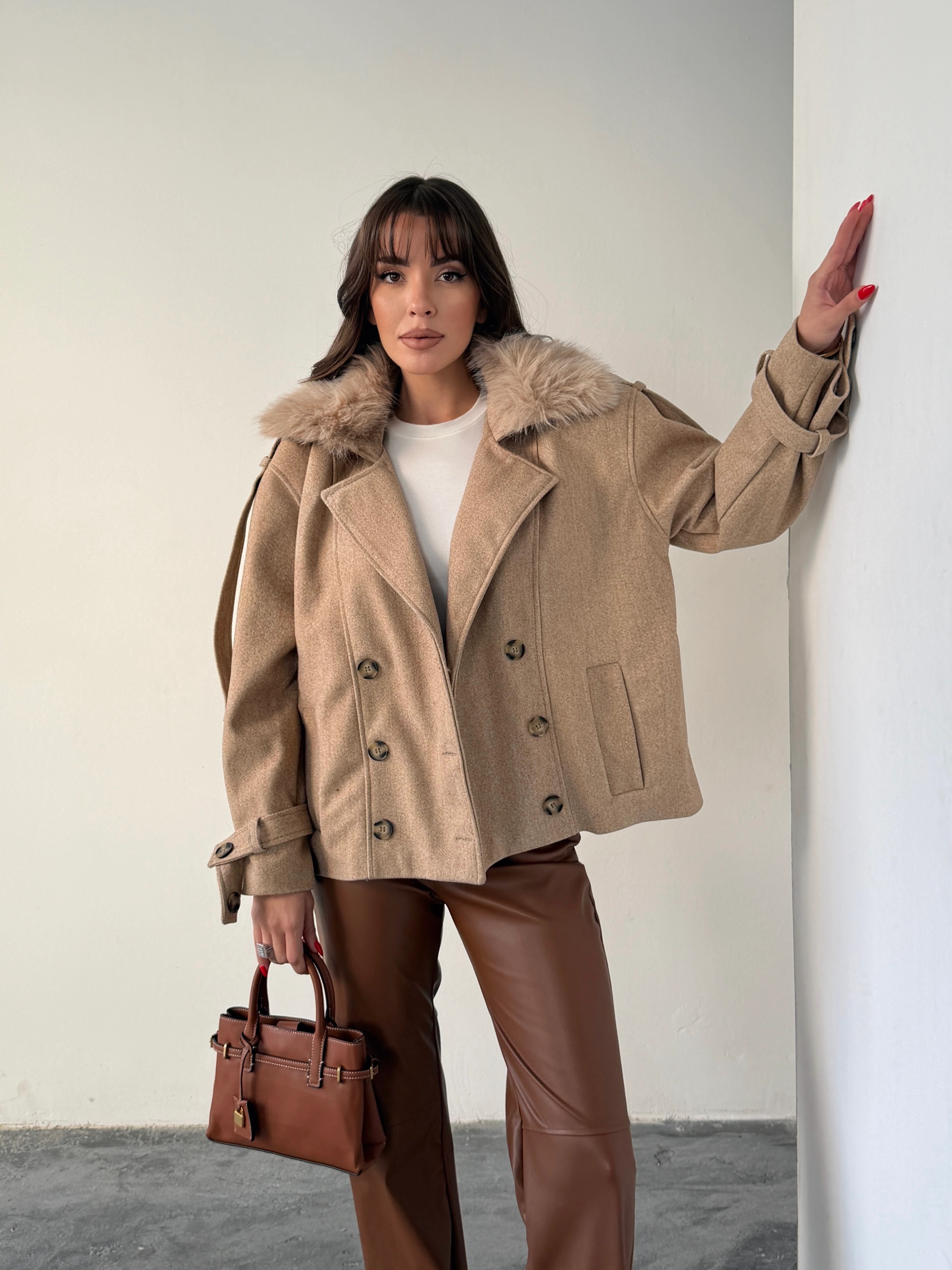 Apolet Detay Kürklü Kaşe Mont 