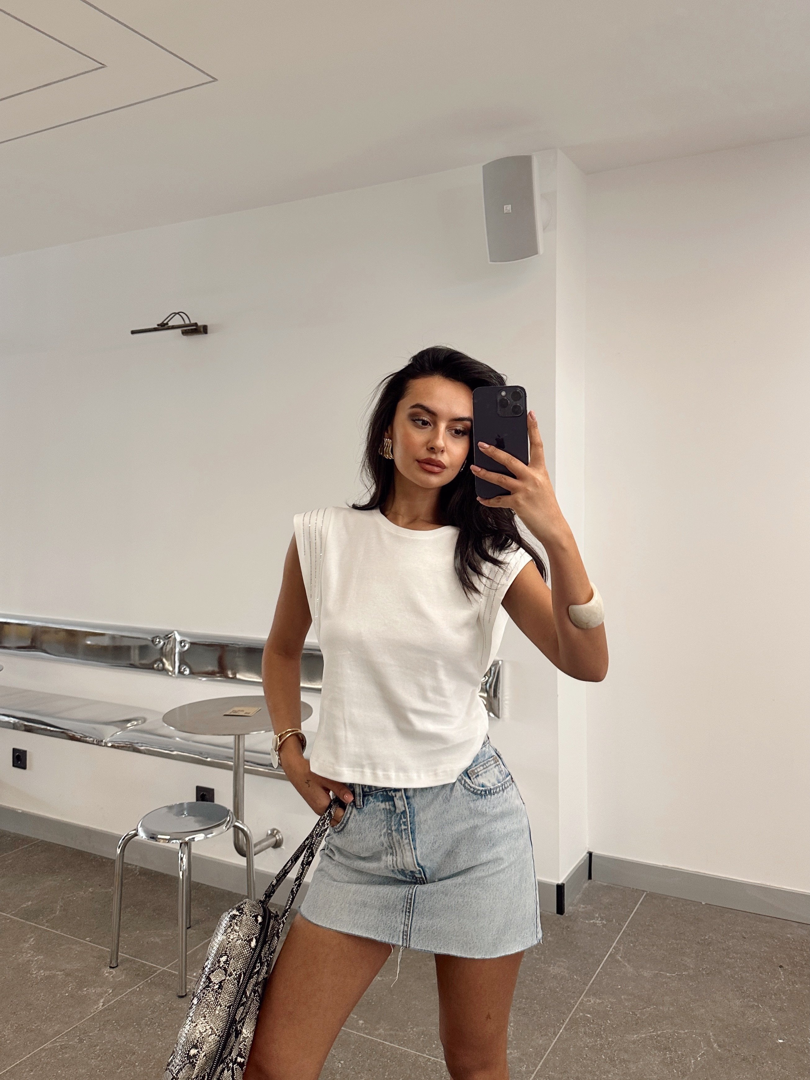 Kolu Taş Detay T-shirt - Beyaz