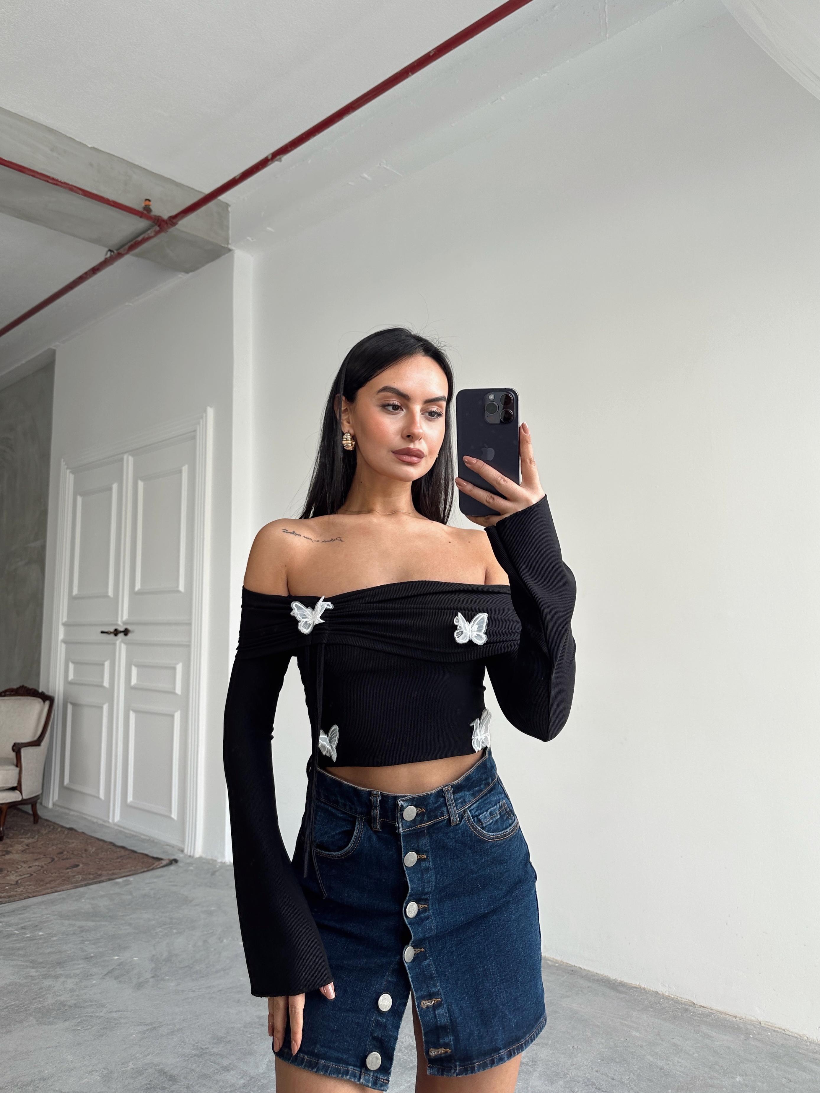 Kelebek Detaylı Madonna Yaka Bluz