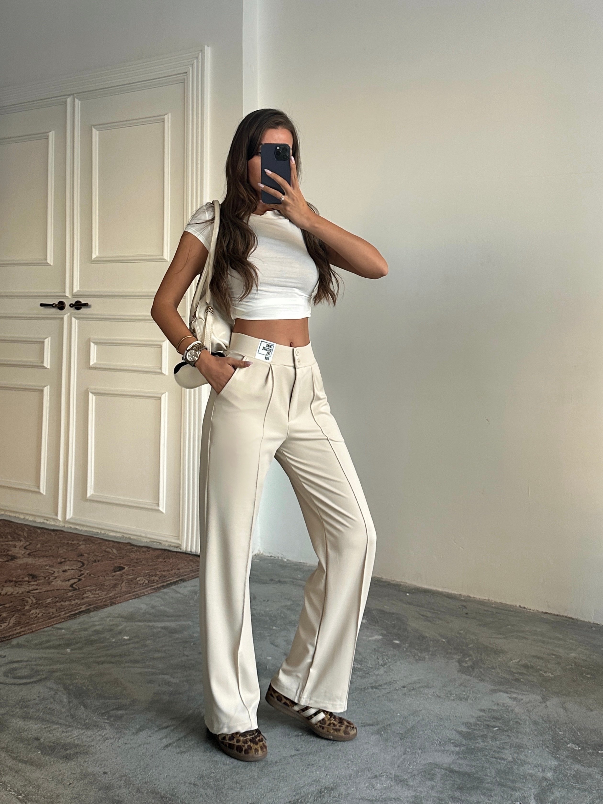 Etiket Detaylı Çimalı Pantolon - Taş