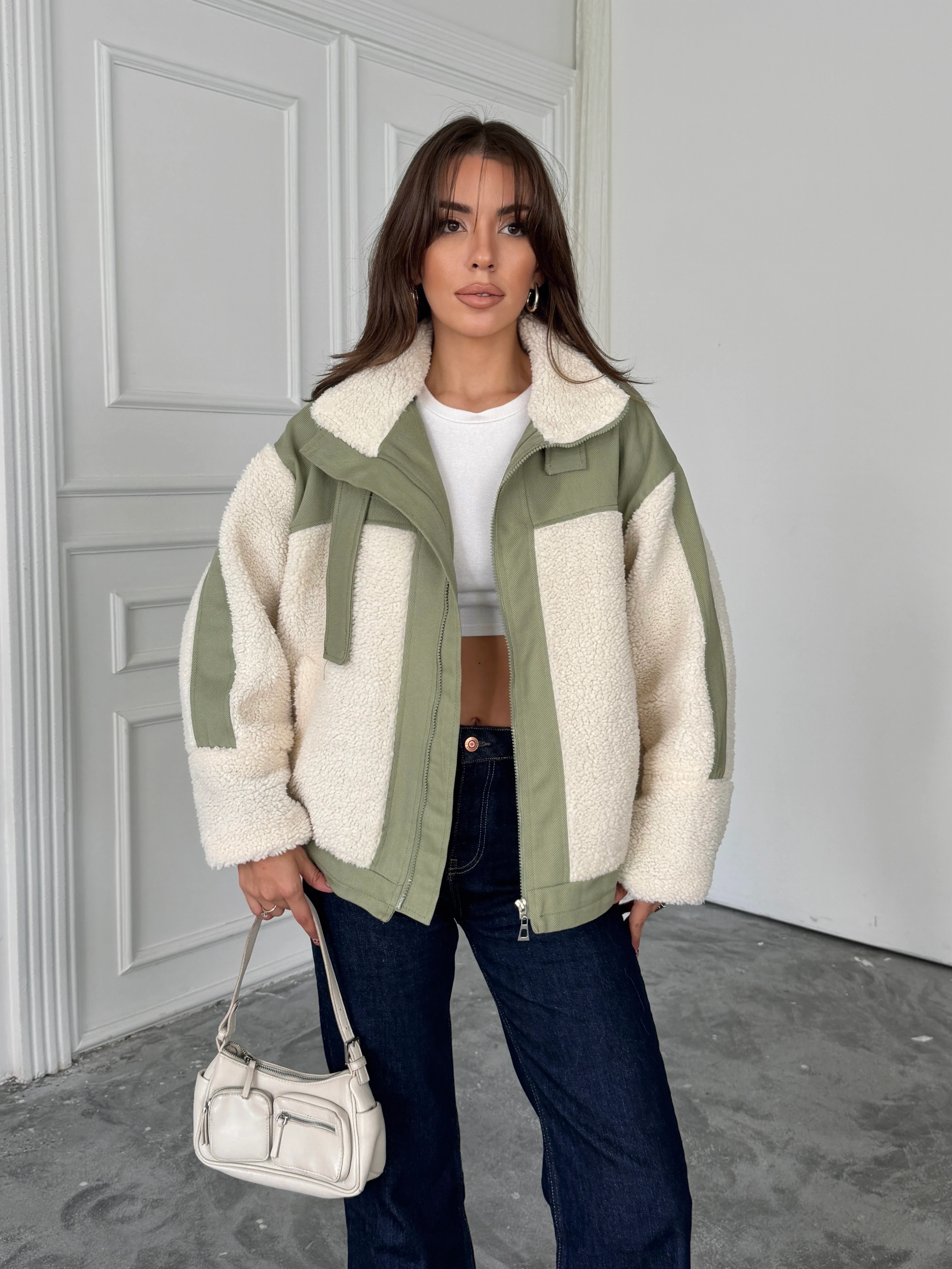 Boynu Kemer Detay Peluş Mont