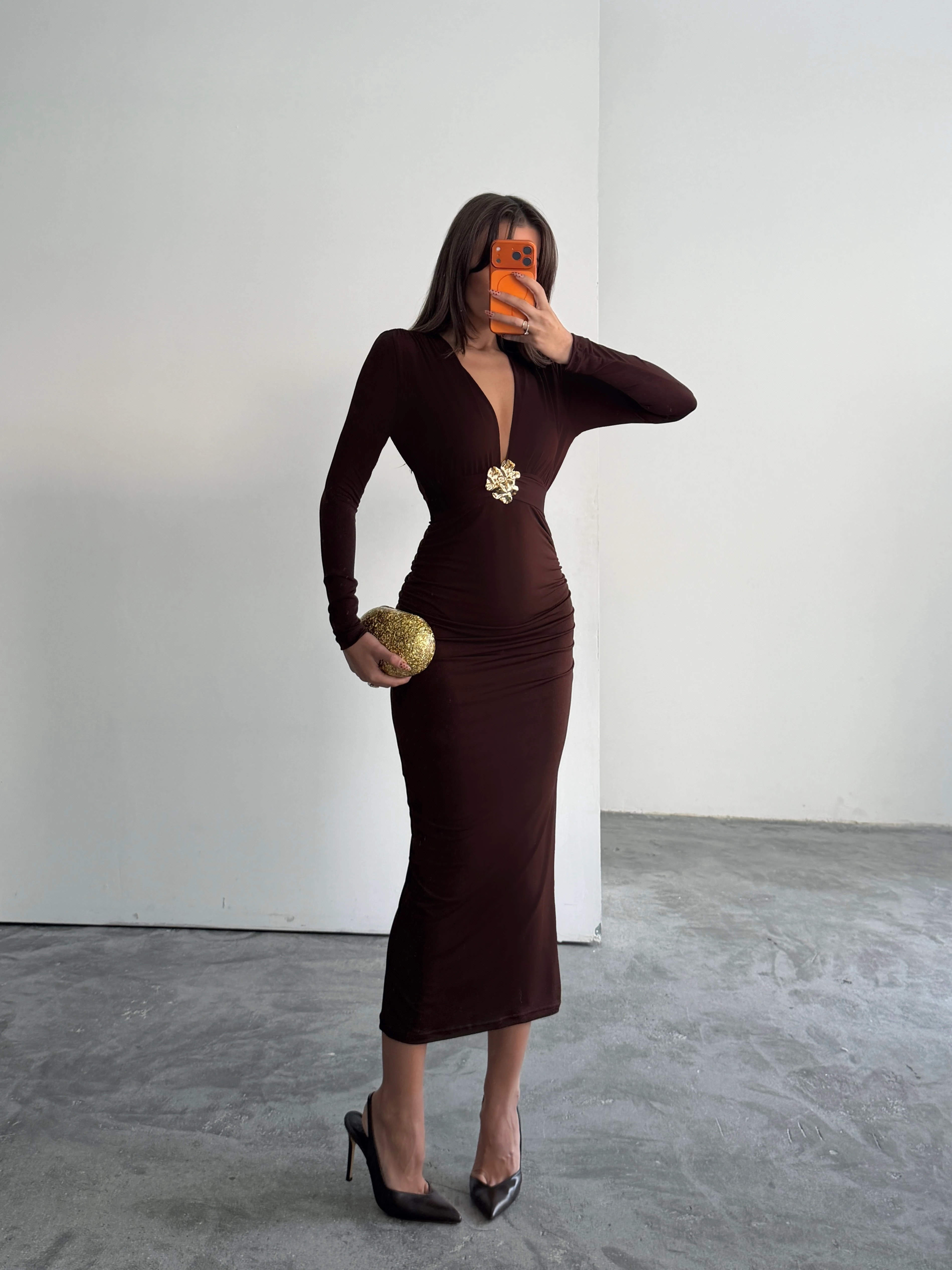 Derin V Yaka Tokalı Maxi Elbise - Kahverengi