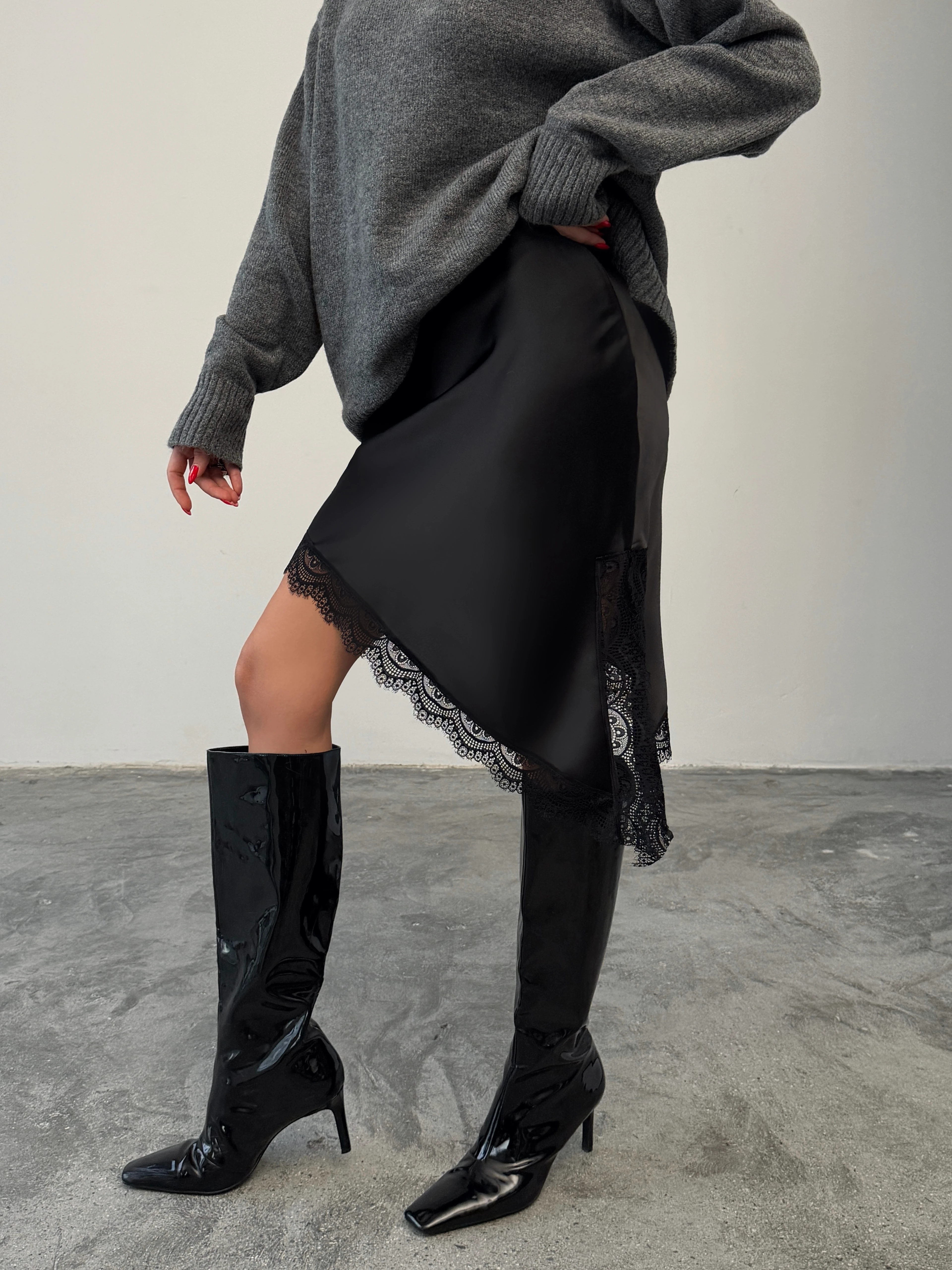 Asimetrik Detay Ucu Dantelli Etek - Siyah