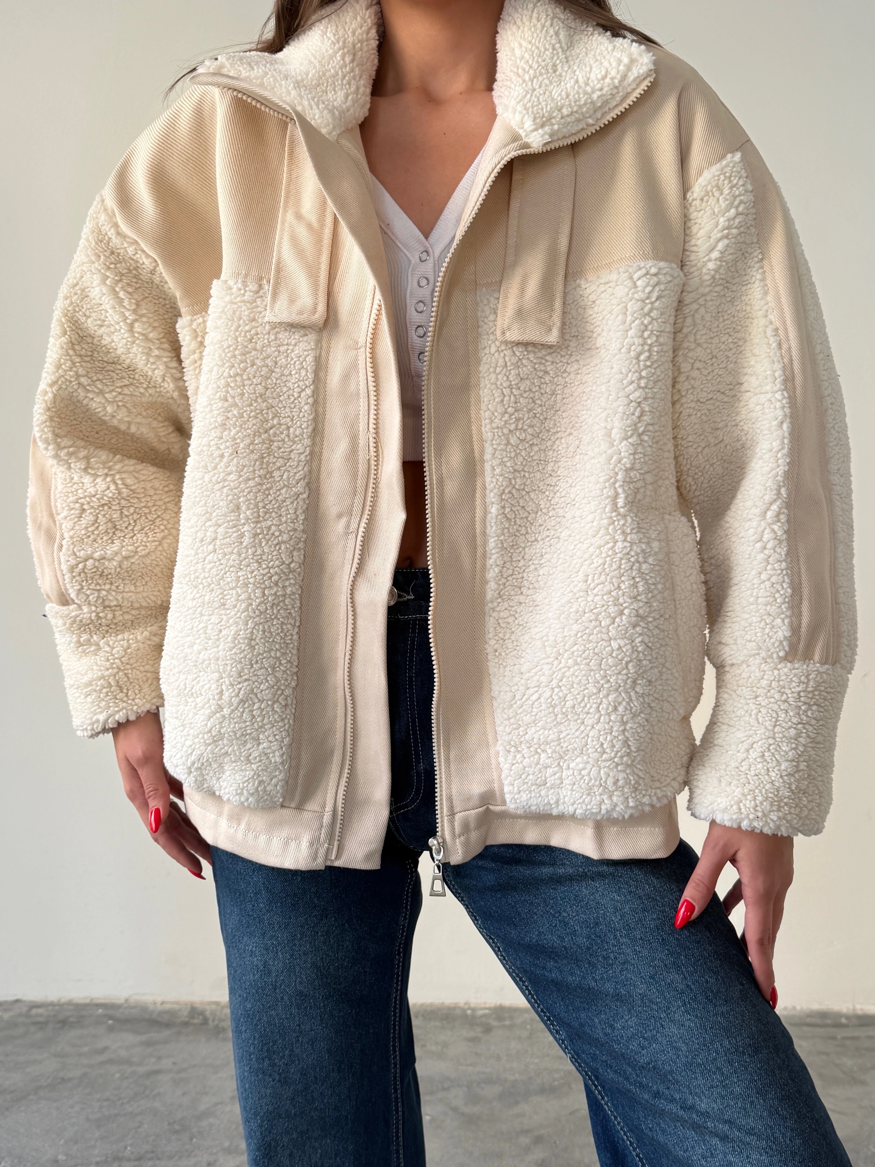 Boynu Kemer Detay Peluş Mont - Krem