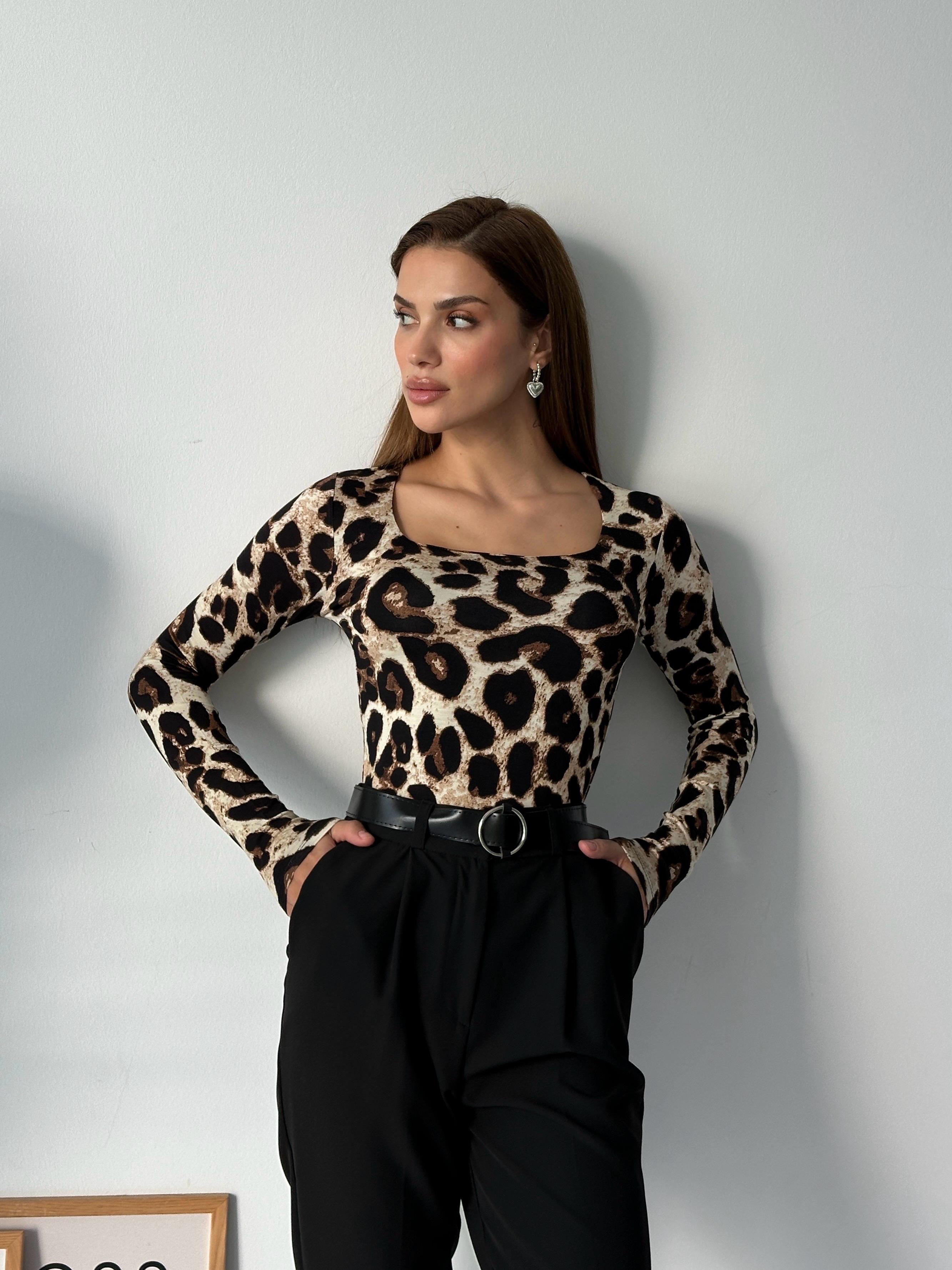 Kare Yaka Desenli Bluz Bej Leopar