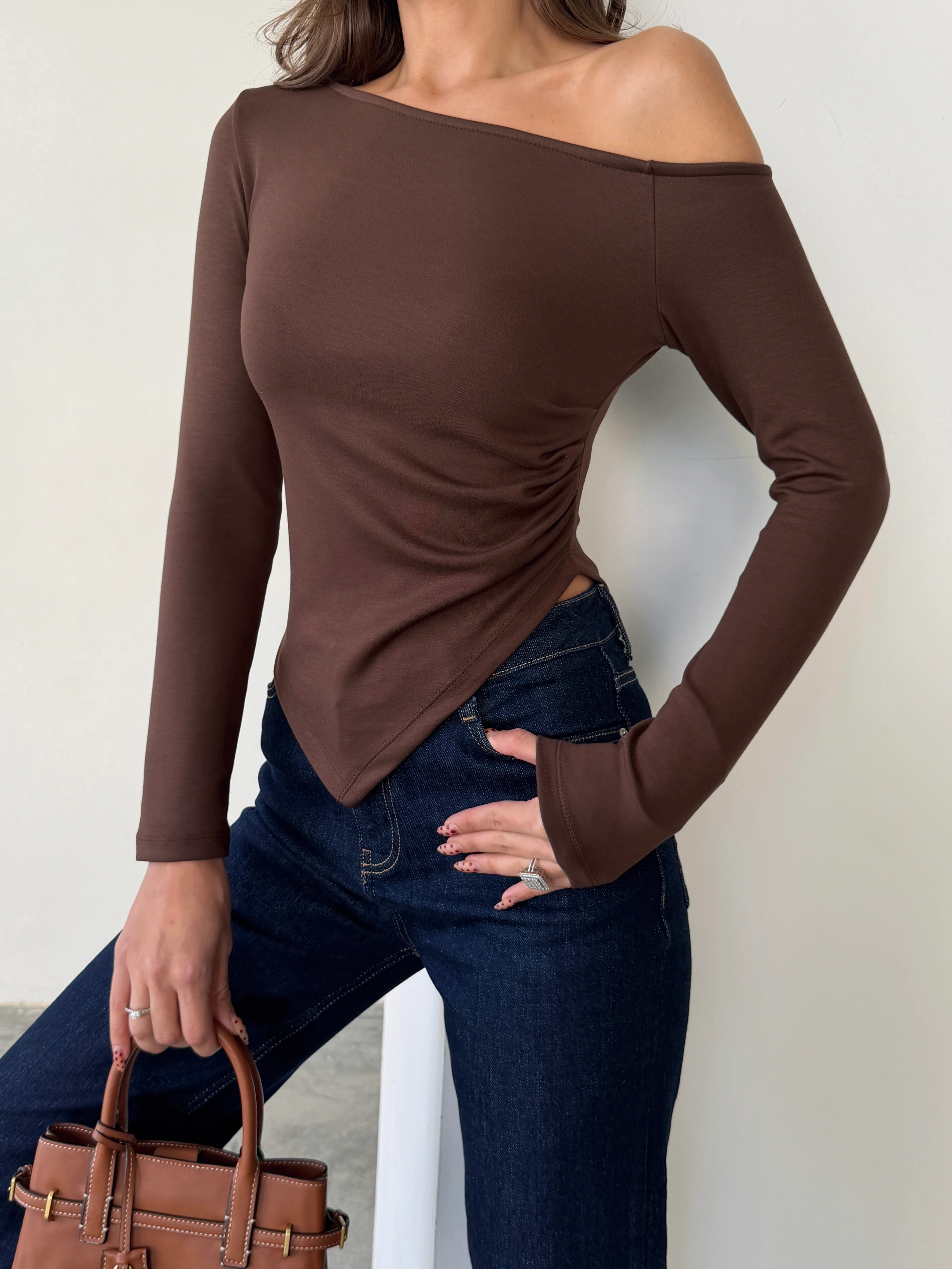 Kayık Yaka Asimetrik Bluz - Kahve