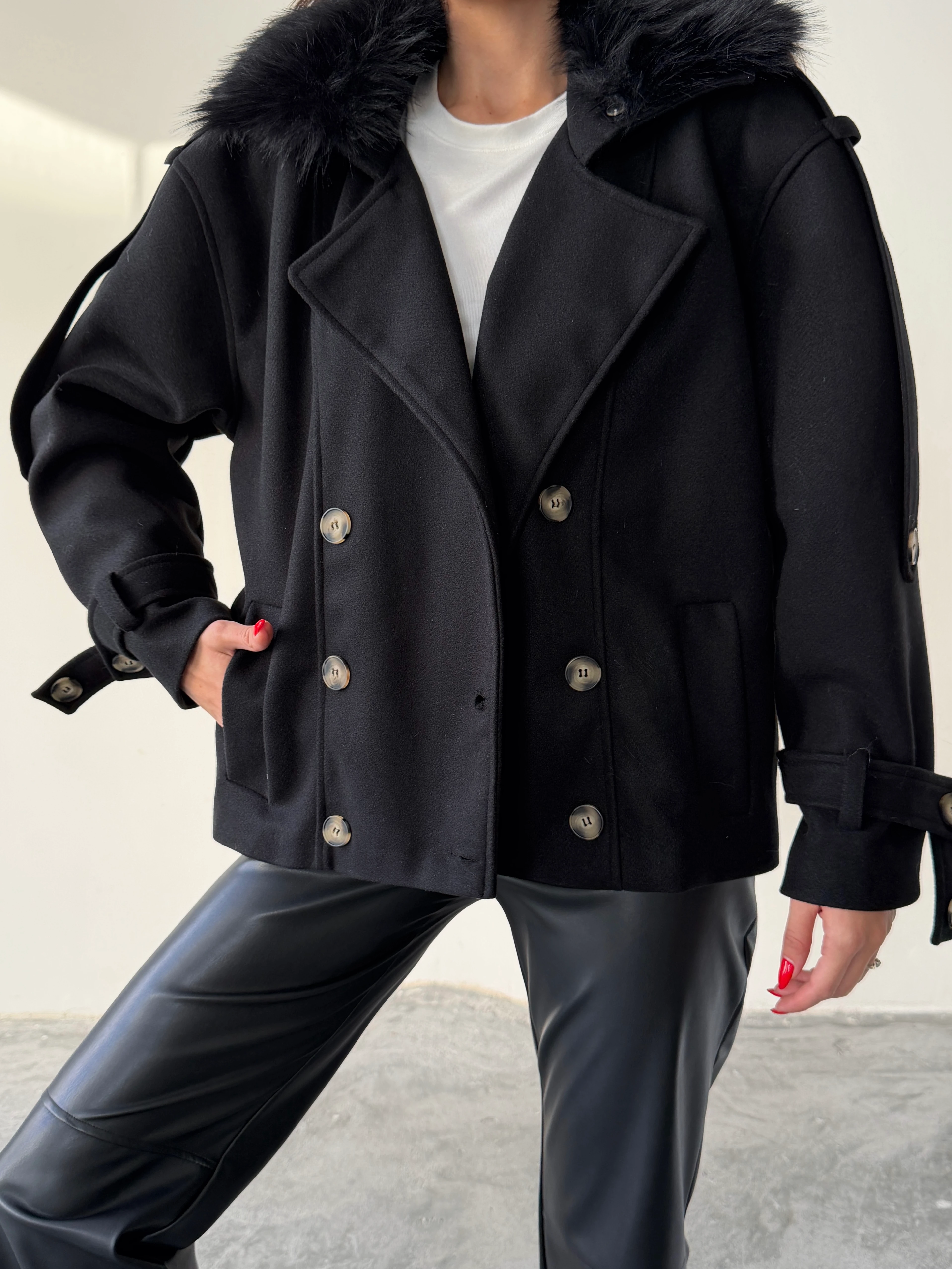 Apolet Detay Kürklü Kaşe Mont  - Siyah