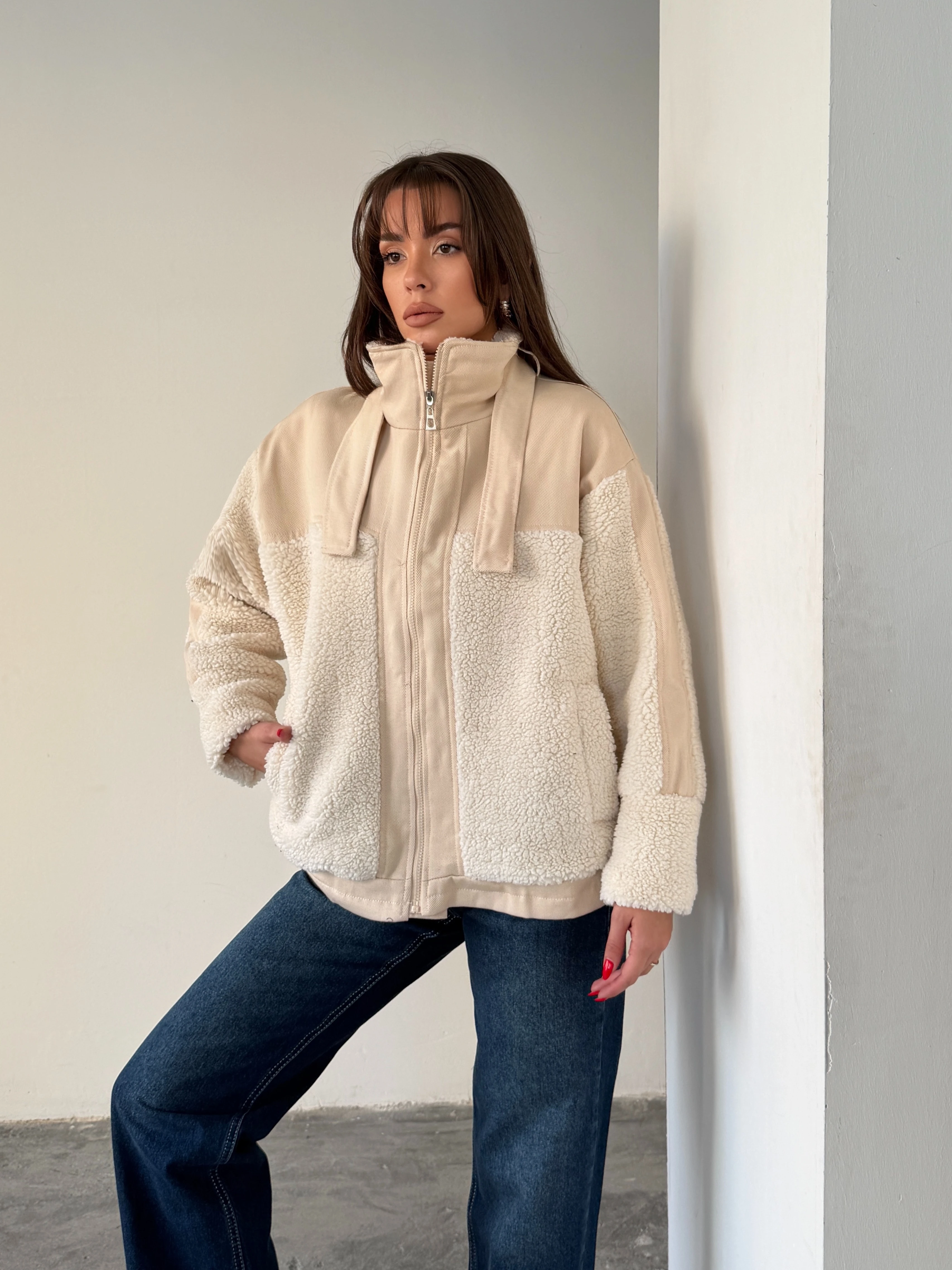 Boynu Kemer Detay Peluş Mont - Krem