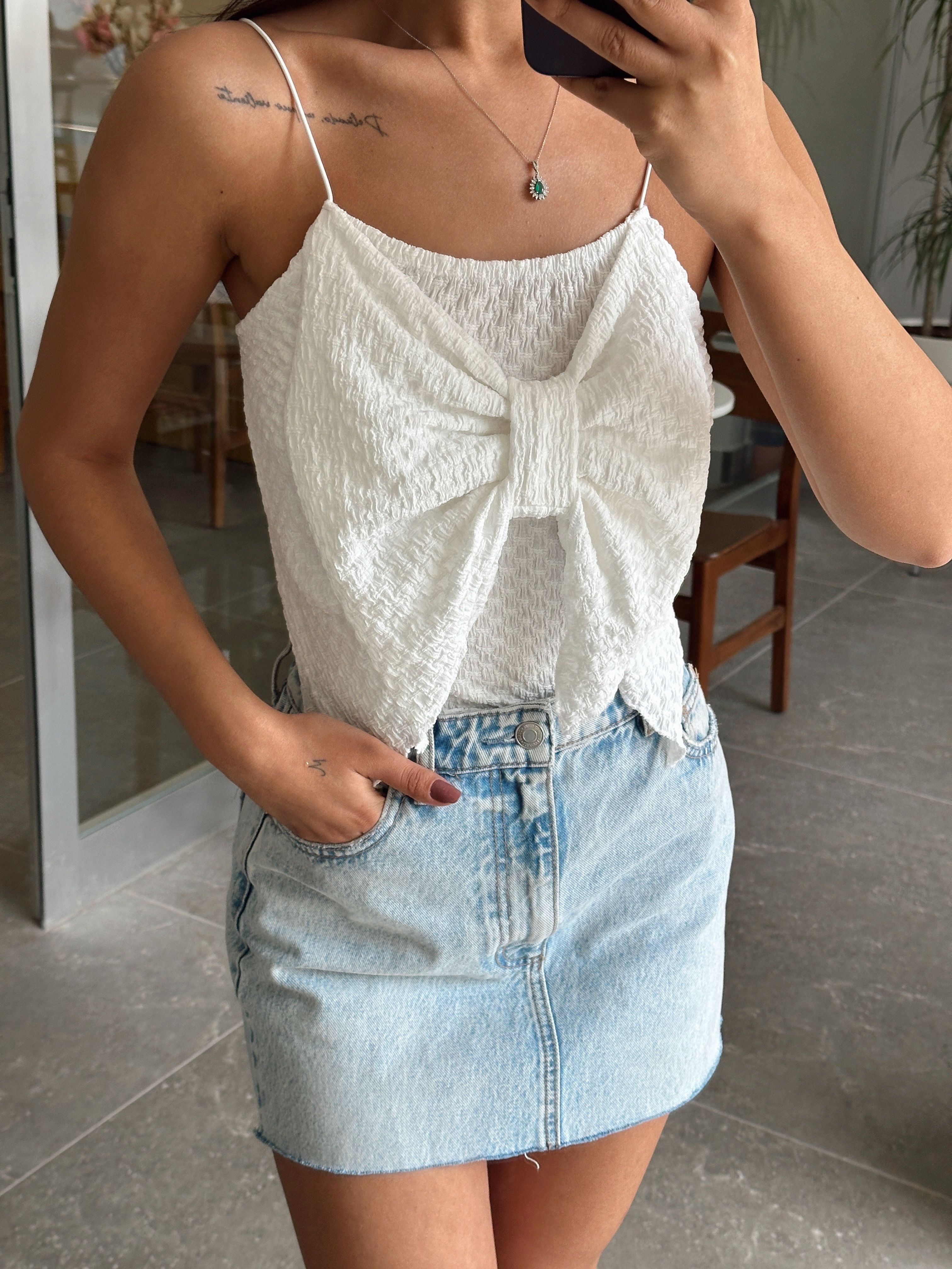 Fiyonk Detay Kabartma Crop - Beyaz