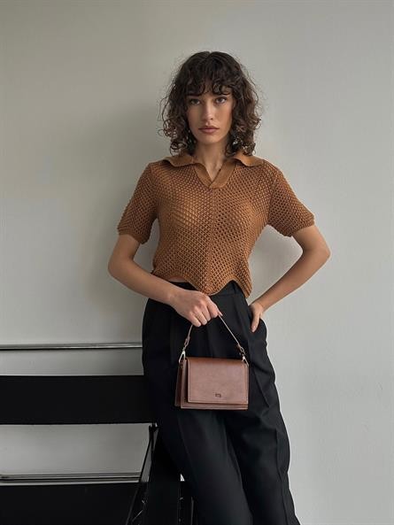 Asimetrik Polo Yaka Delikli Crop Kahverengi