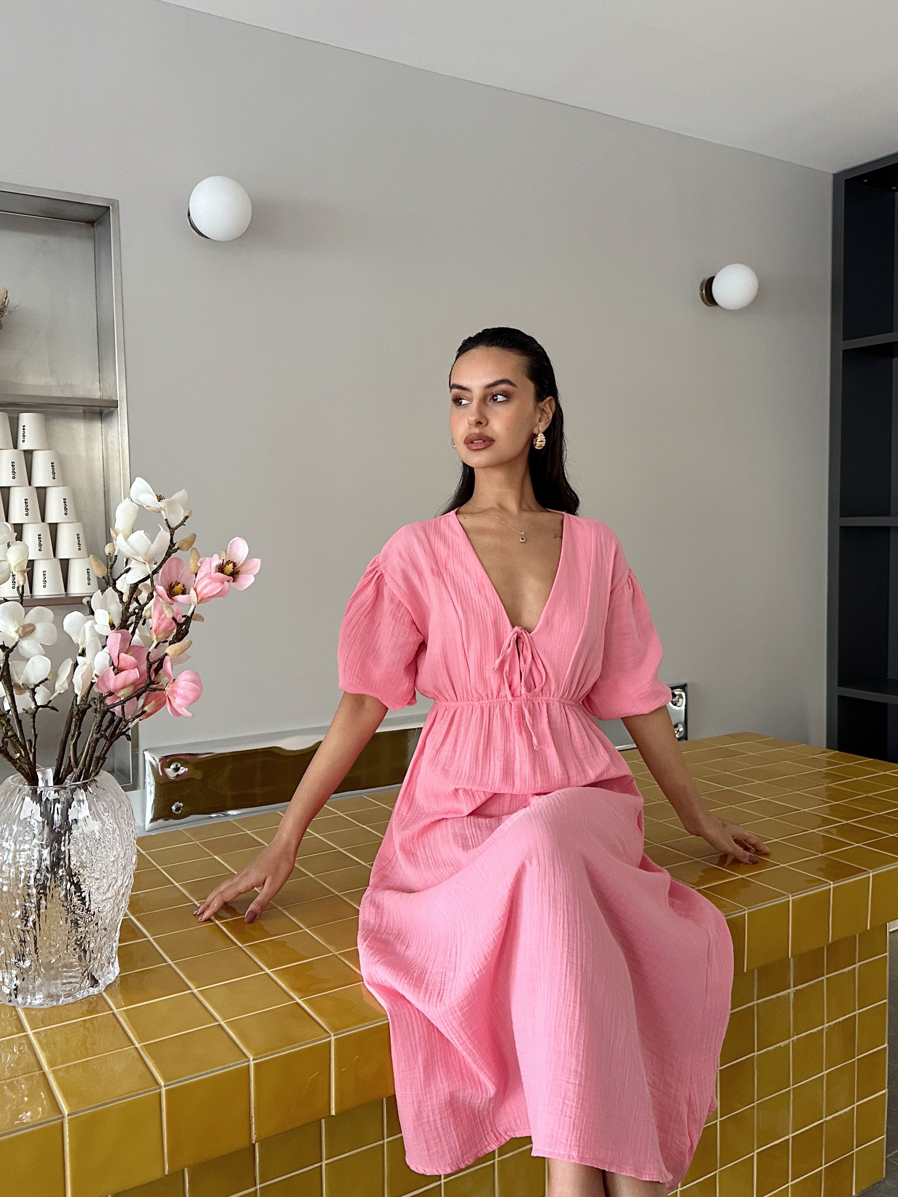 V Yaka Müslin Elbise - Pembe