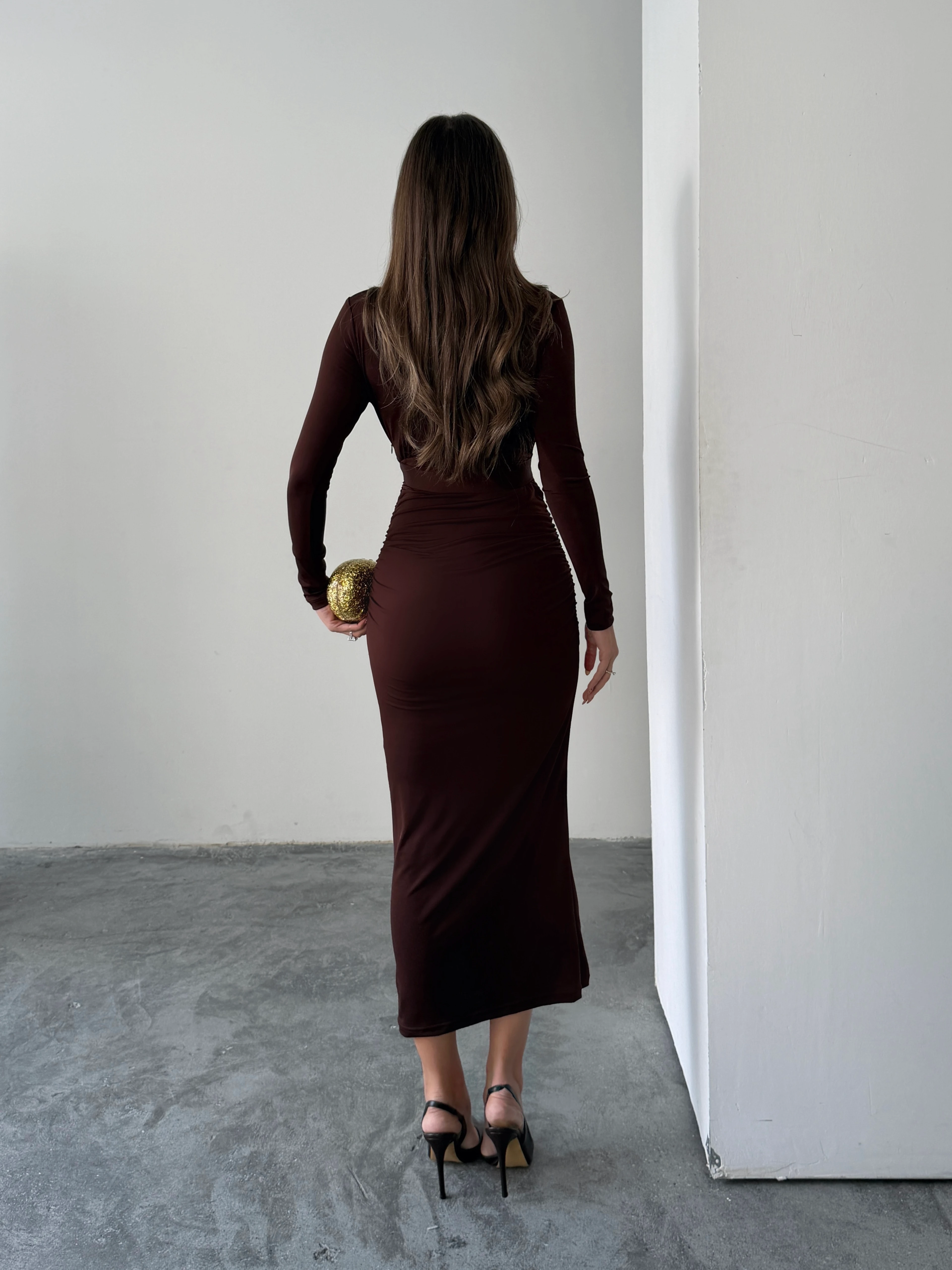 Derin V Yaka Tokalı Maxi Elbise - Kahverengi