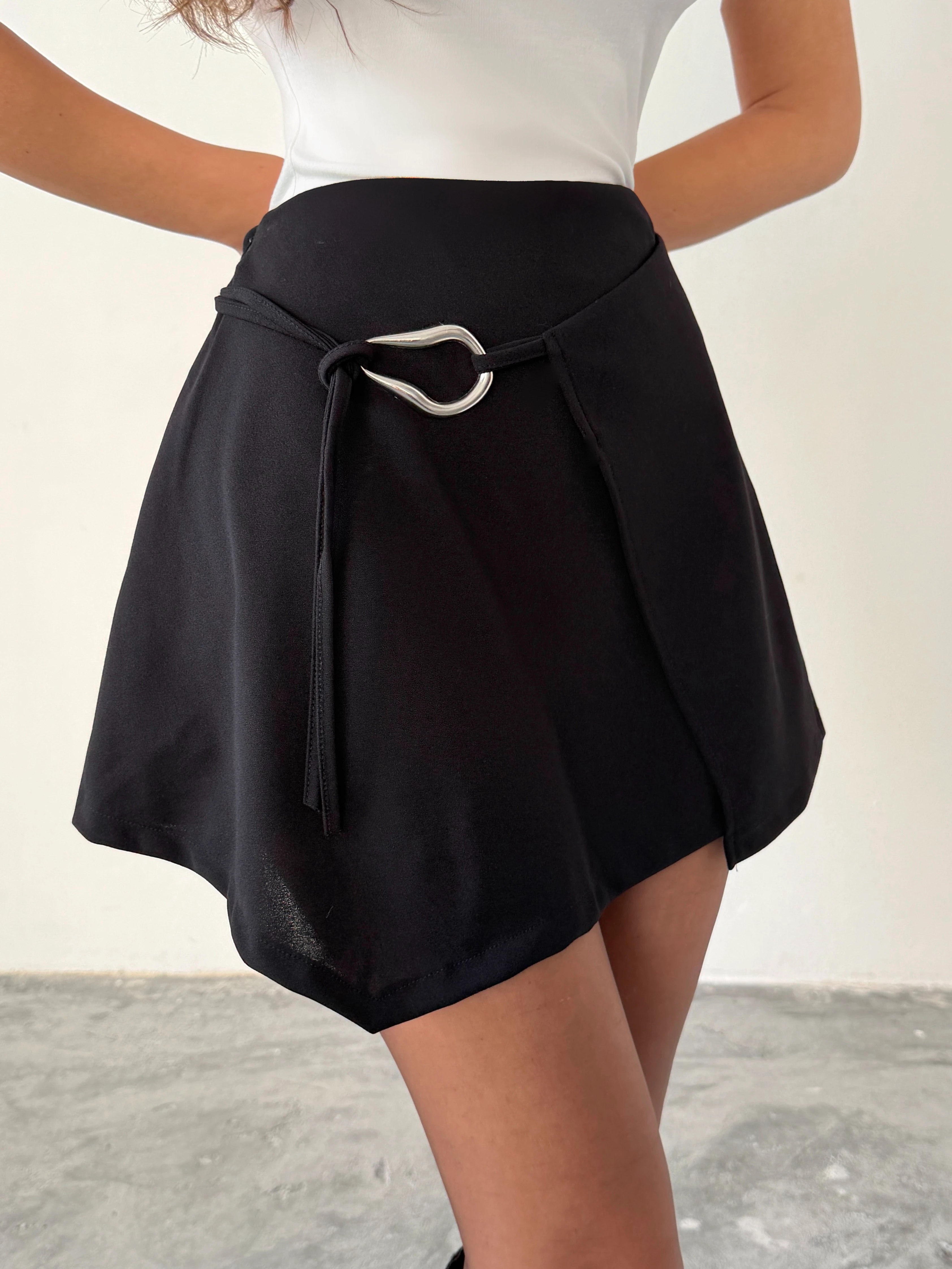 Yanı Tokalı Asimetrik Şort Etek - Siyah