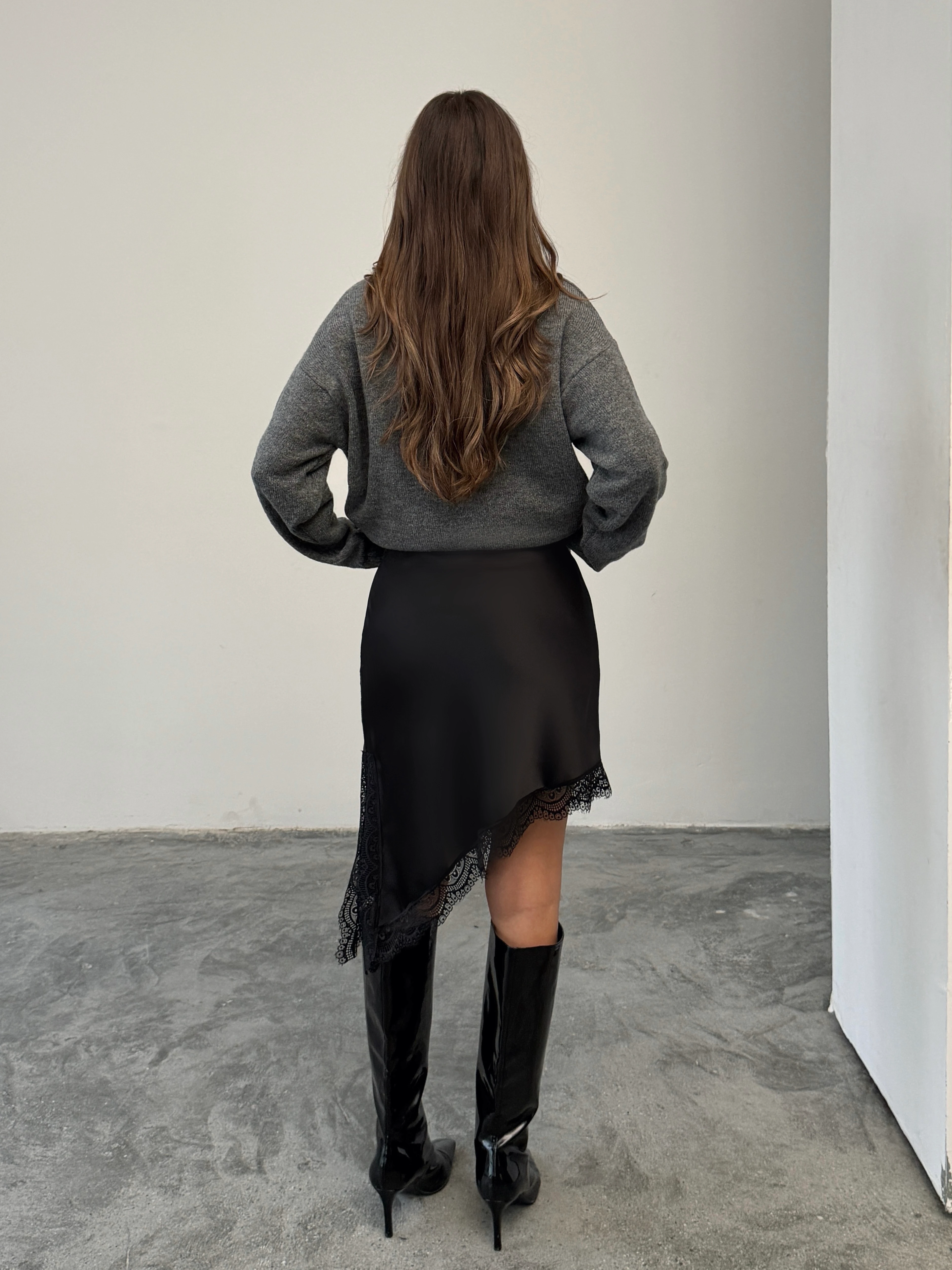 Asimetrik Detay Ucu Dantelli Etek - Siyah