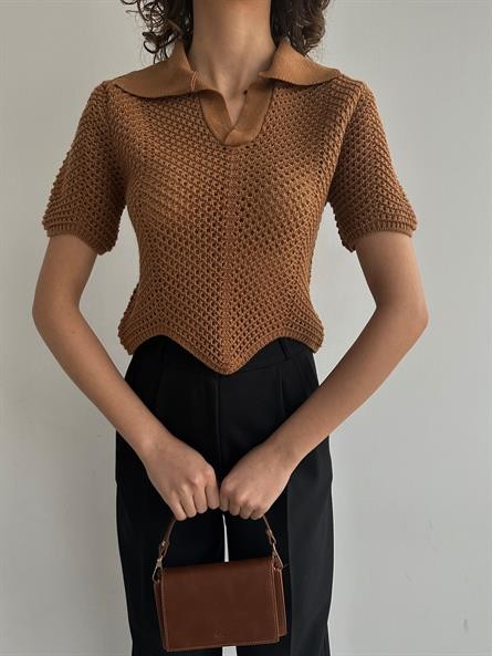 Asimetrik Polo Yaka Delikli Crop Kahverengi