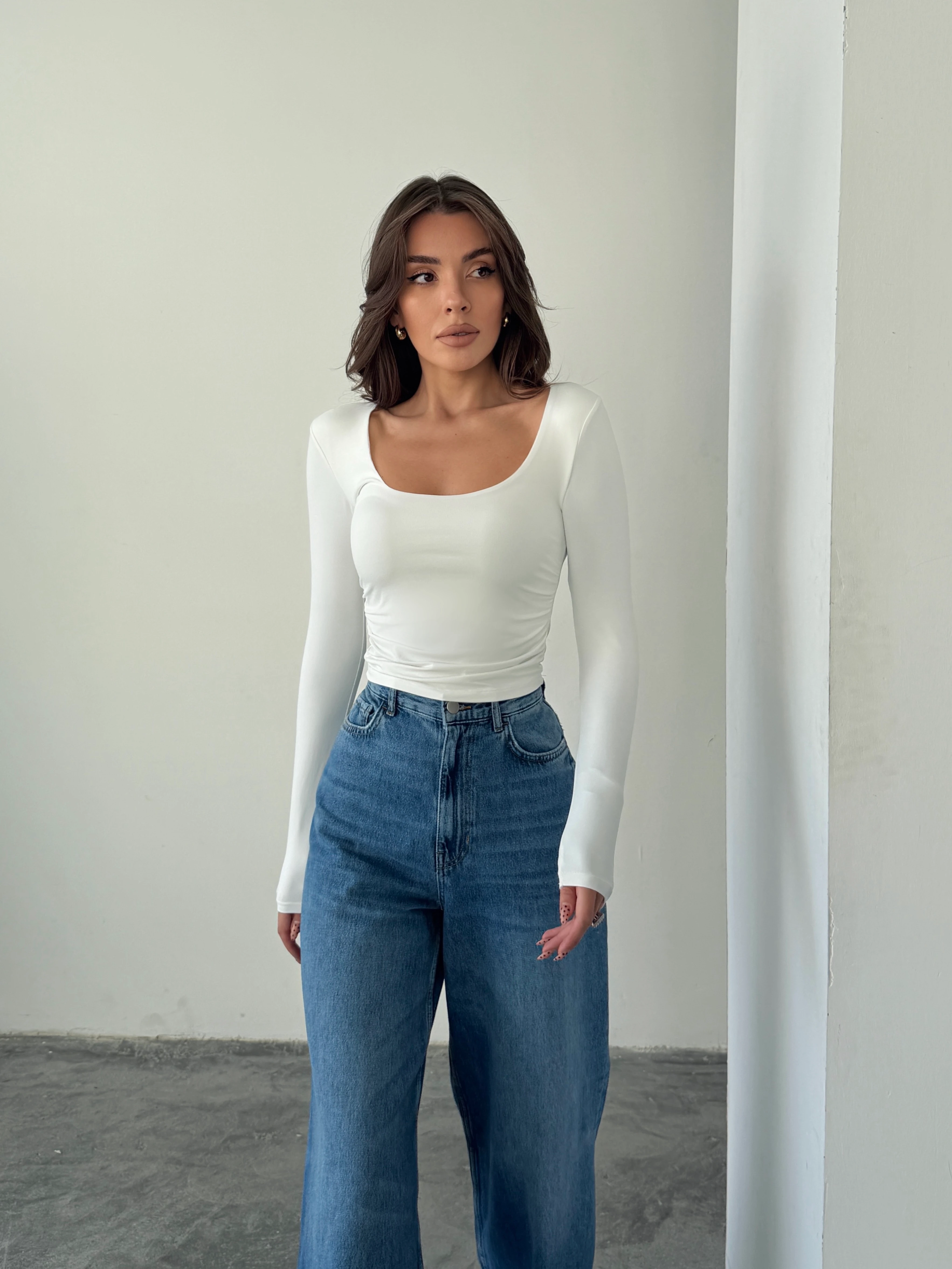 U Yaka Yan Büzgü Bluz - Beyaz