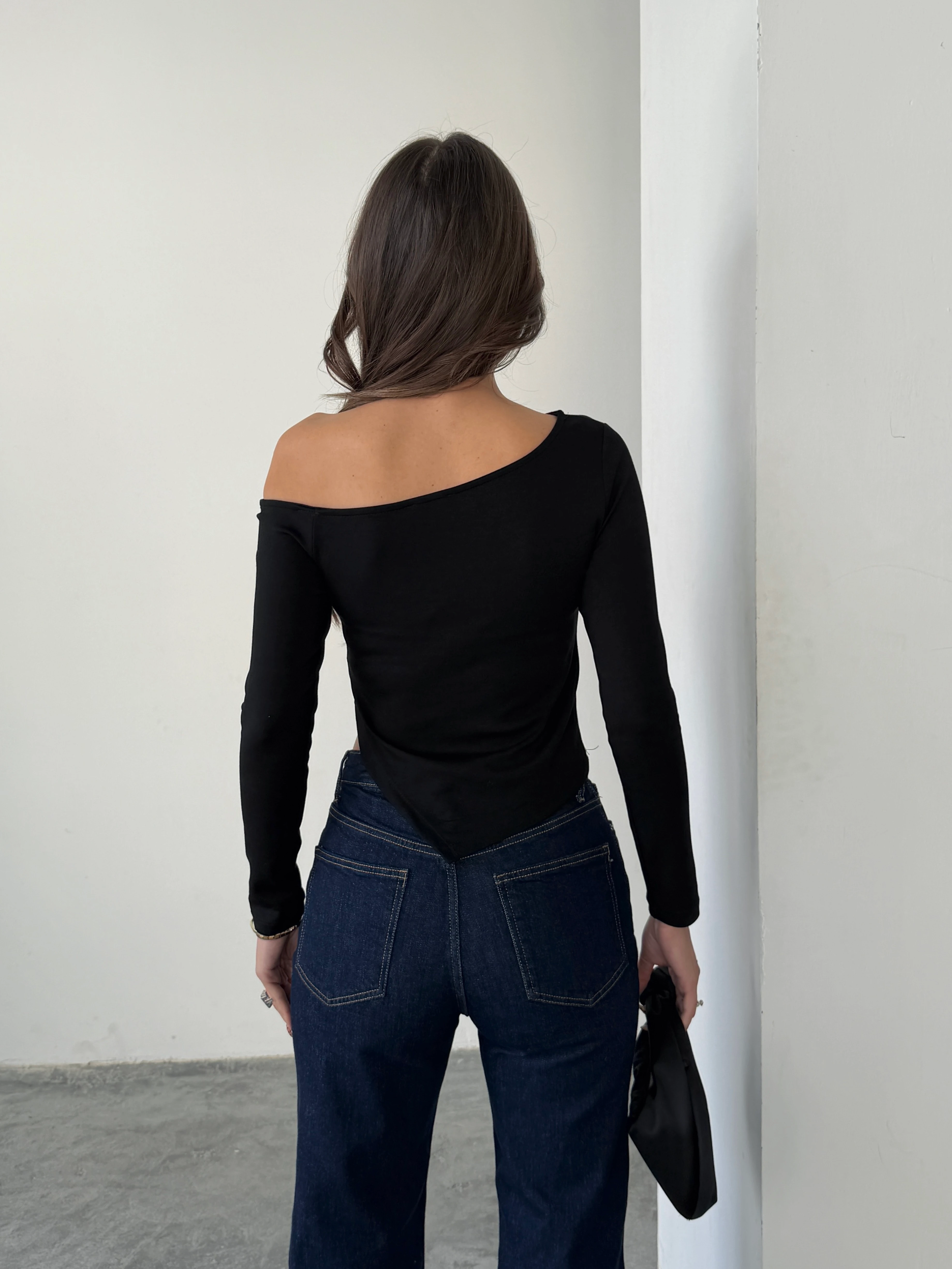 Kayık Yaka Asimetrik Bluz - Siyah