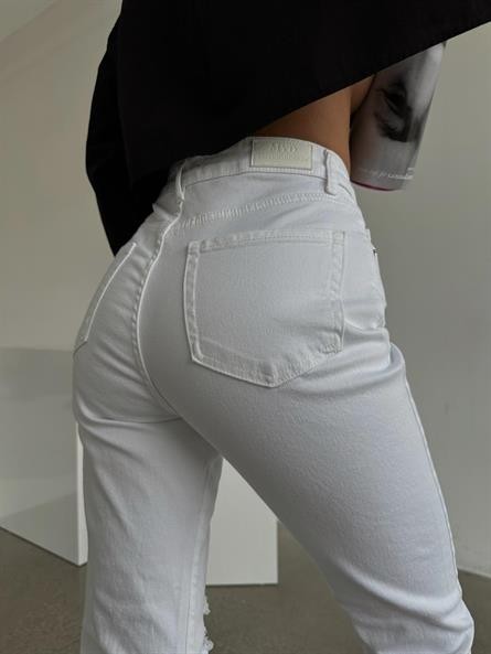 Distressed Mom Jean Beyaz