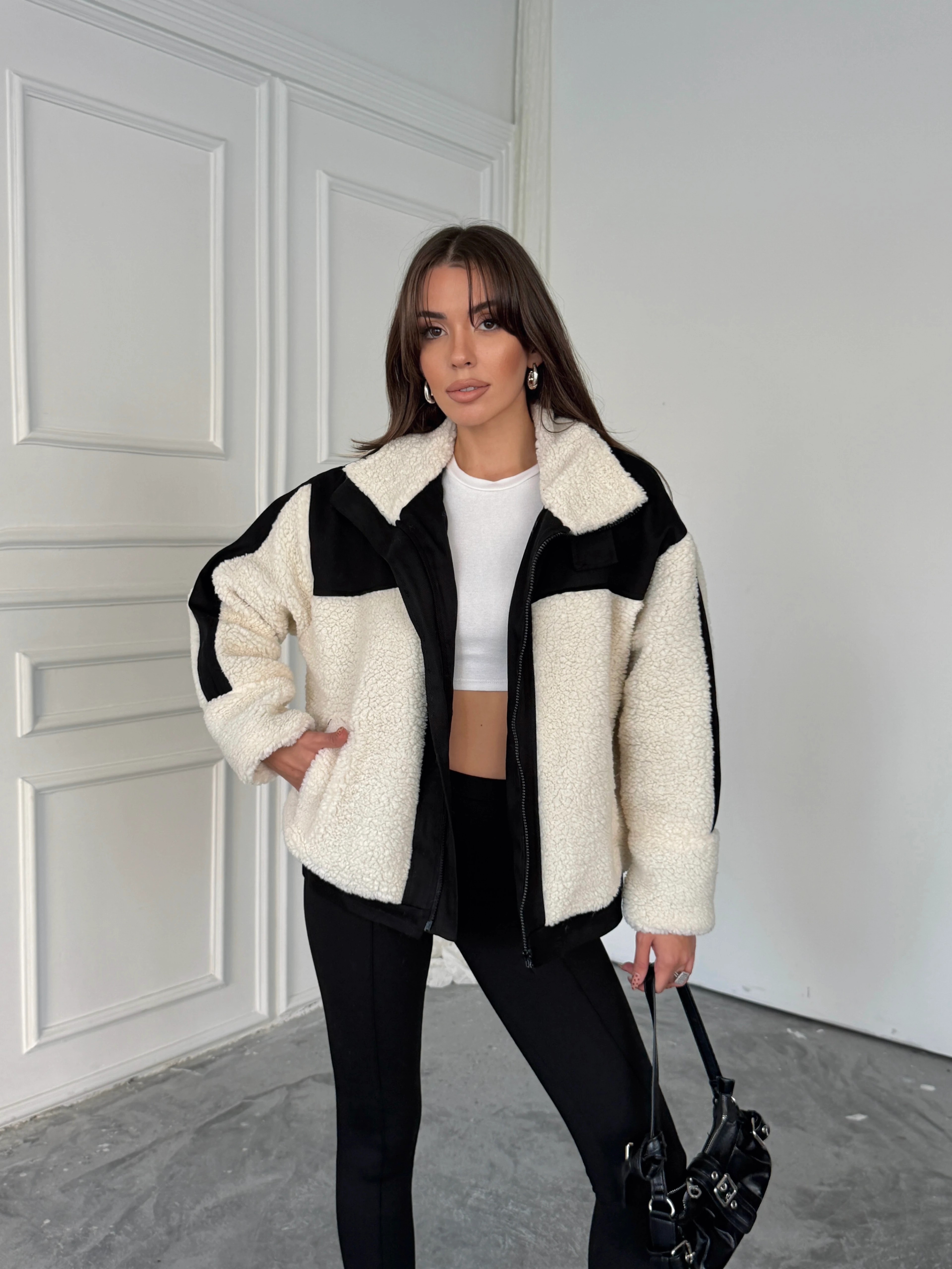 Boynu Kemer Detay Peluş Mont - Black