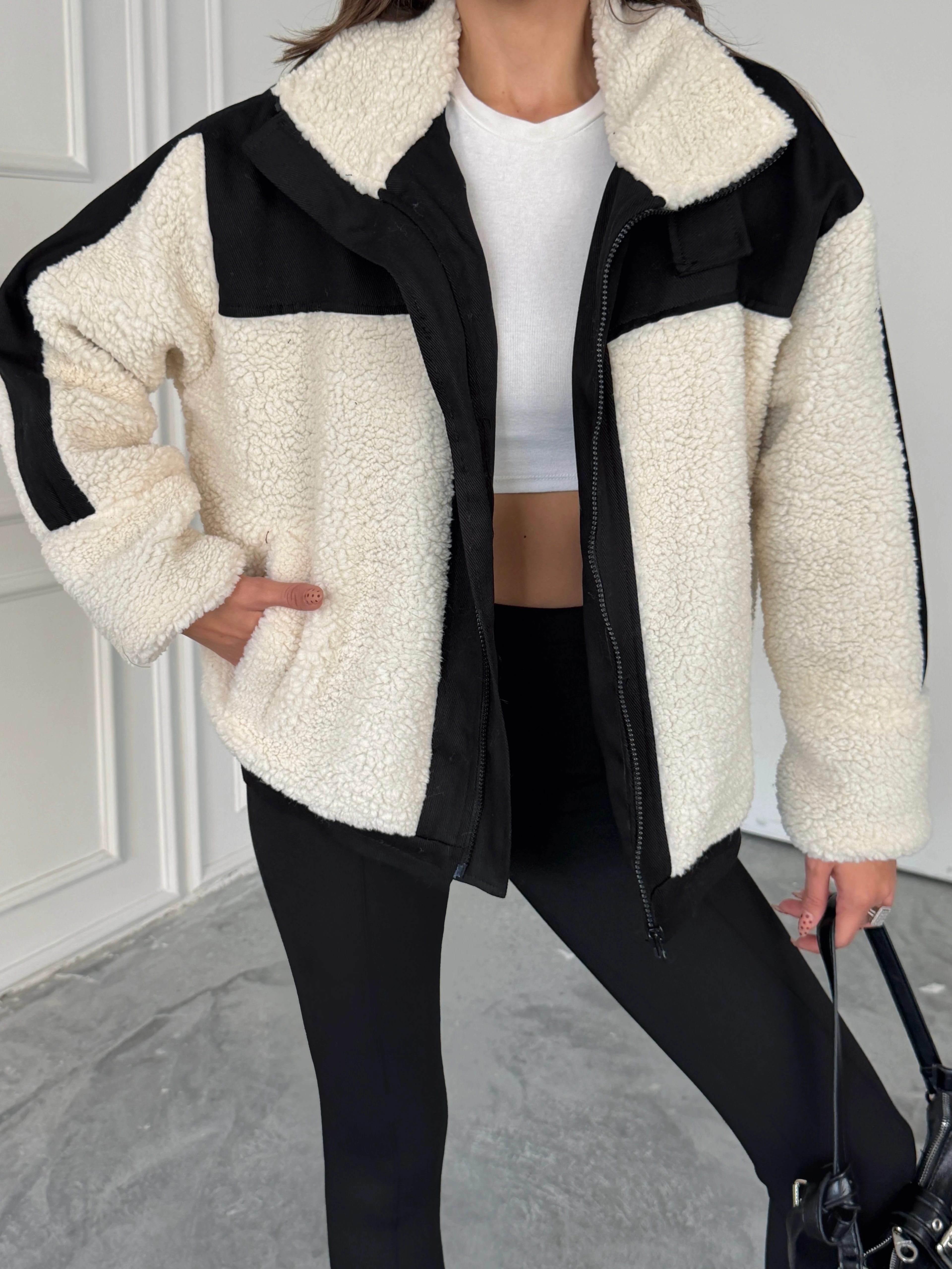 Boynu Kemer Detay Peluş Mont - Black