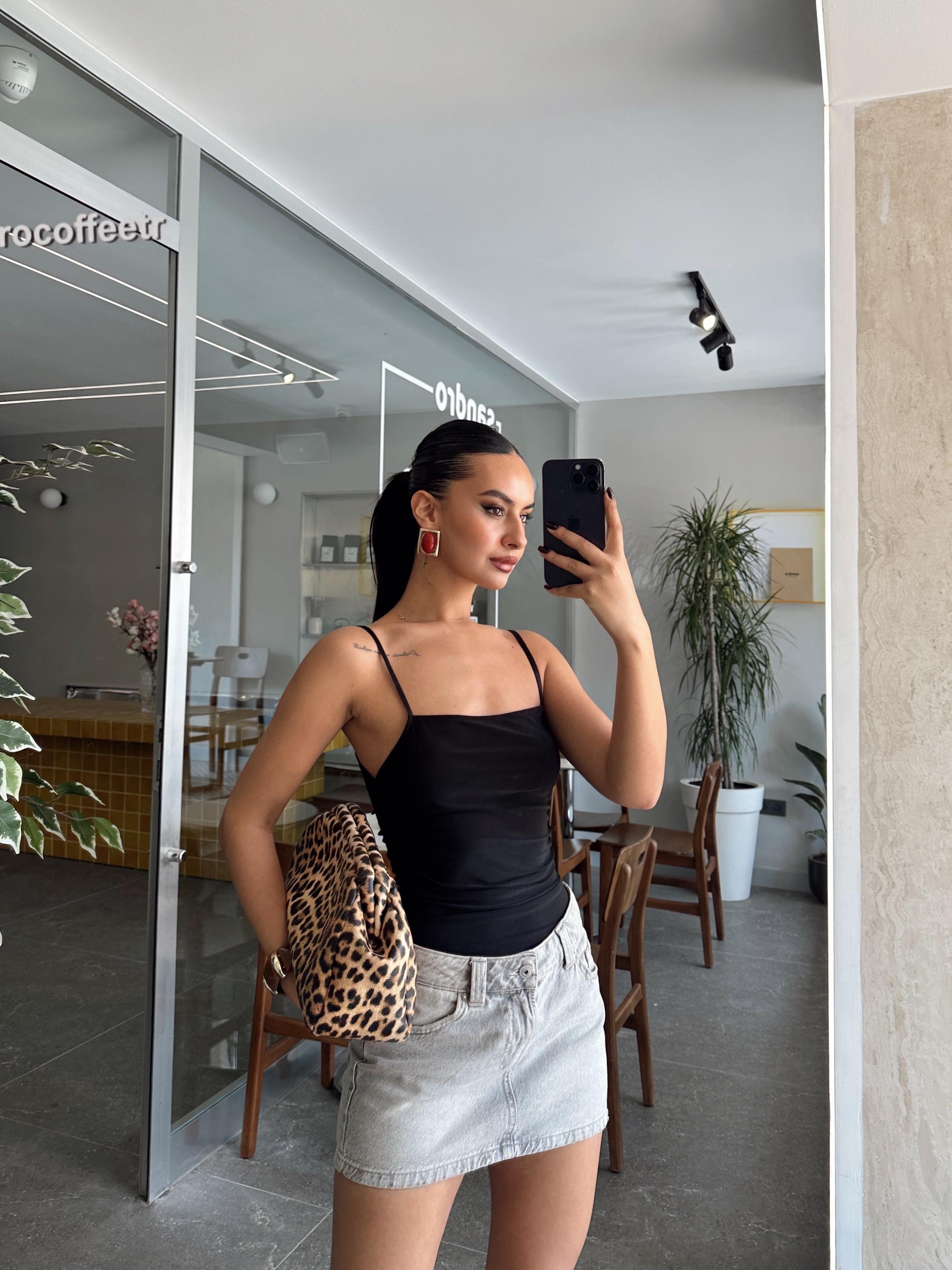 Yan Büzgülü Bodysuit Siyah