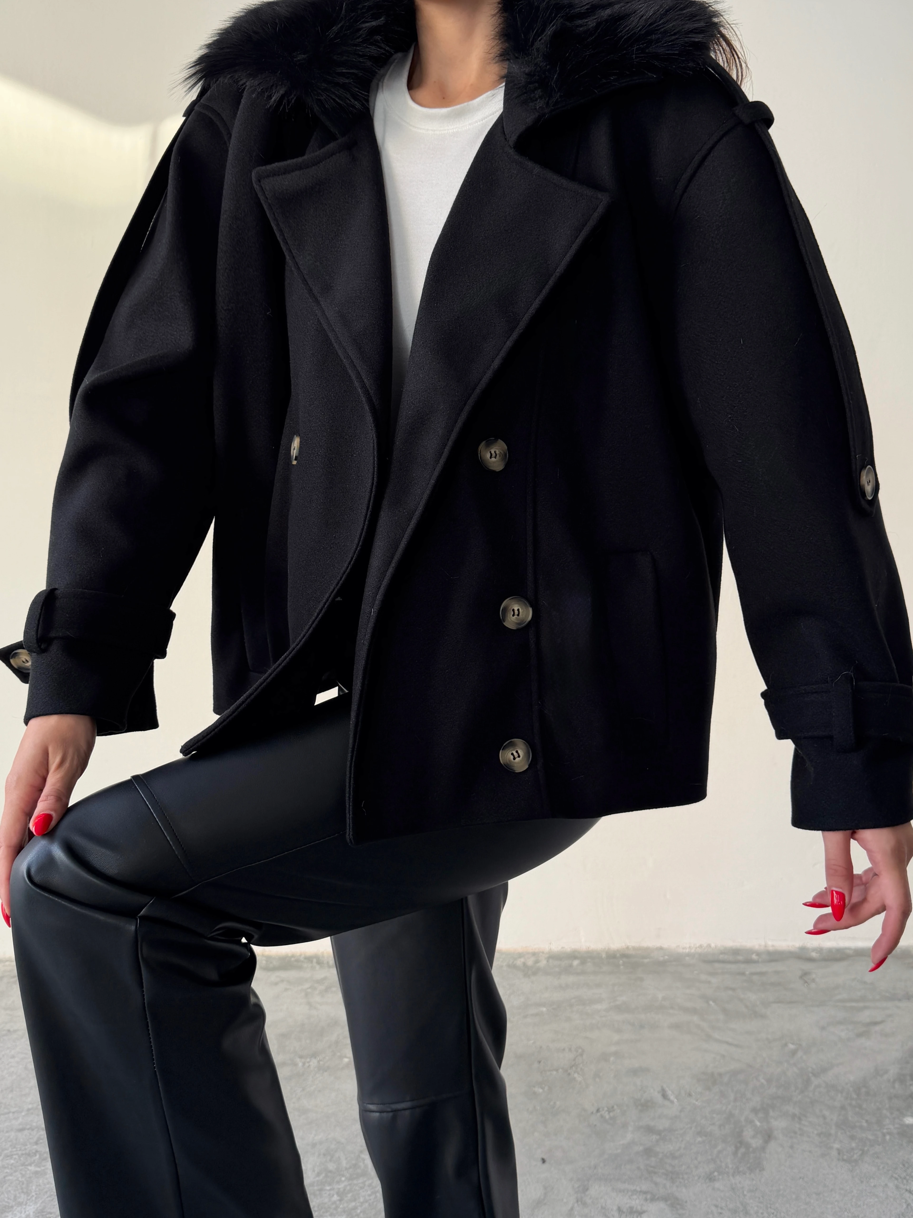 Apolet Detay Kürklü Kaşe Mont  - Siyah