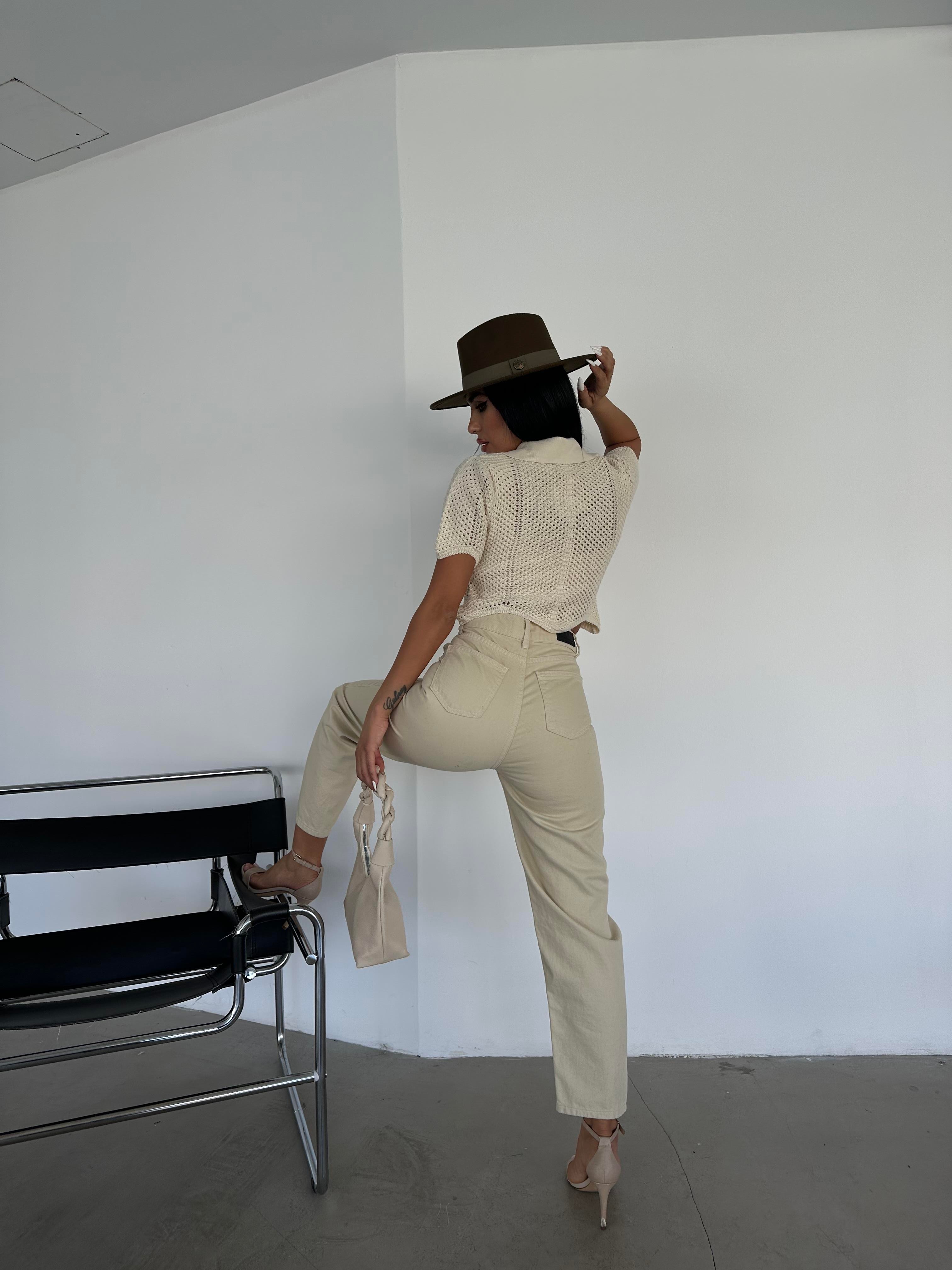 Asimetrik Polo Yaka Delikli Crop Ekru