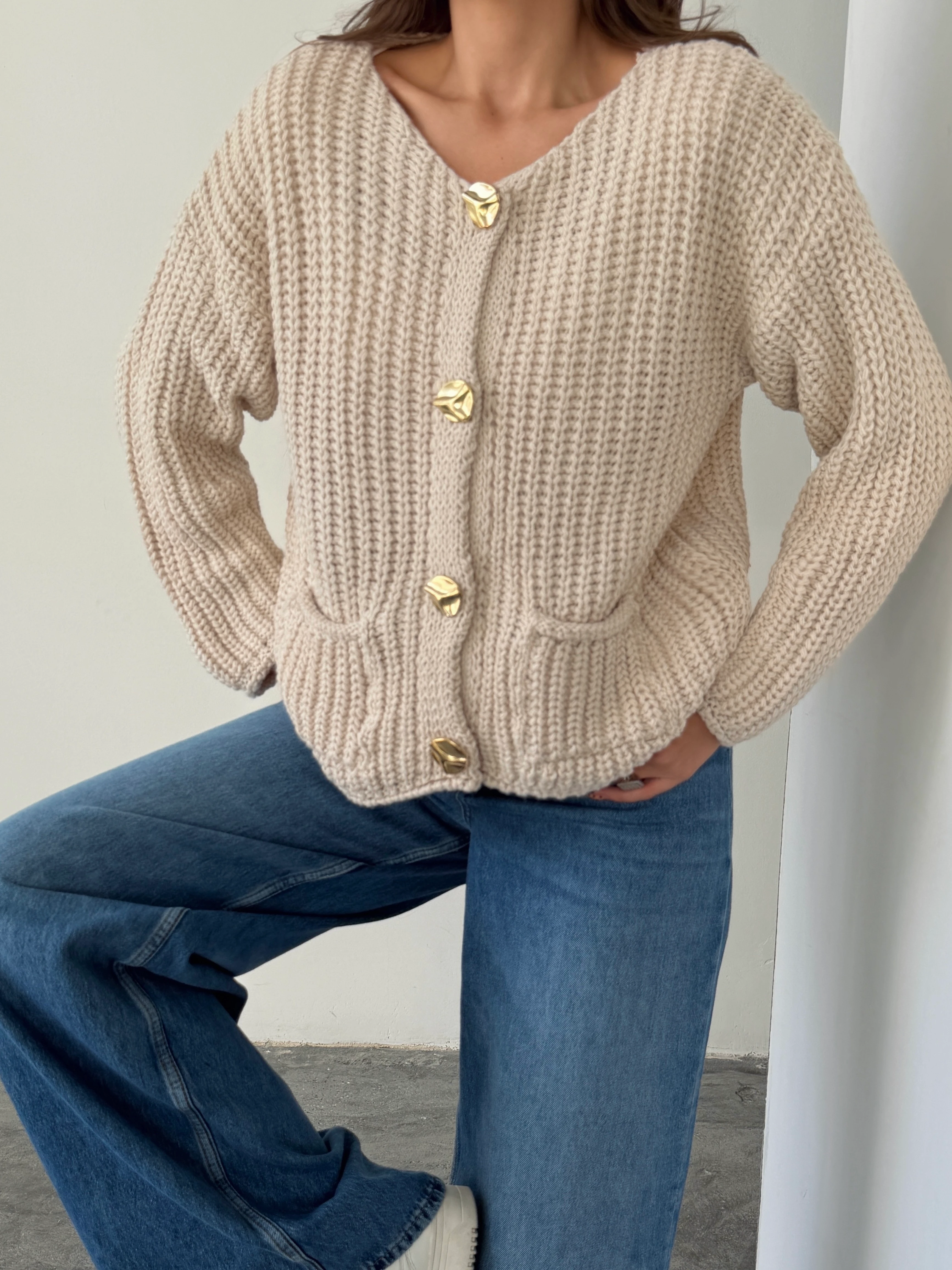 Gold Düğmeli Örme Hırka - Taş