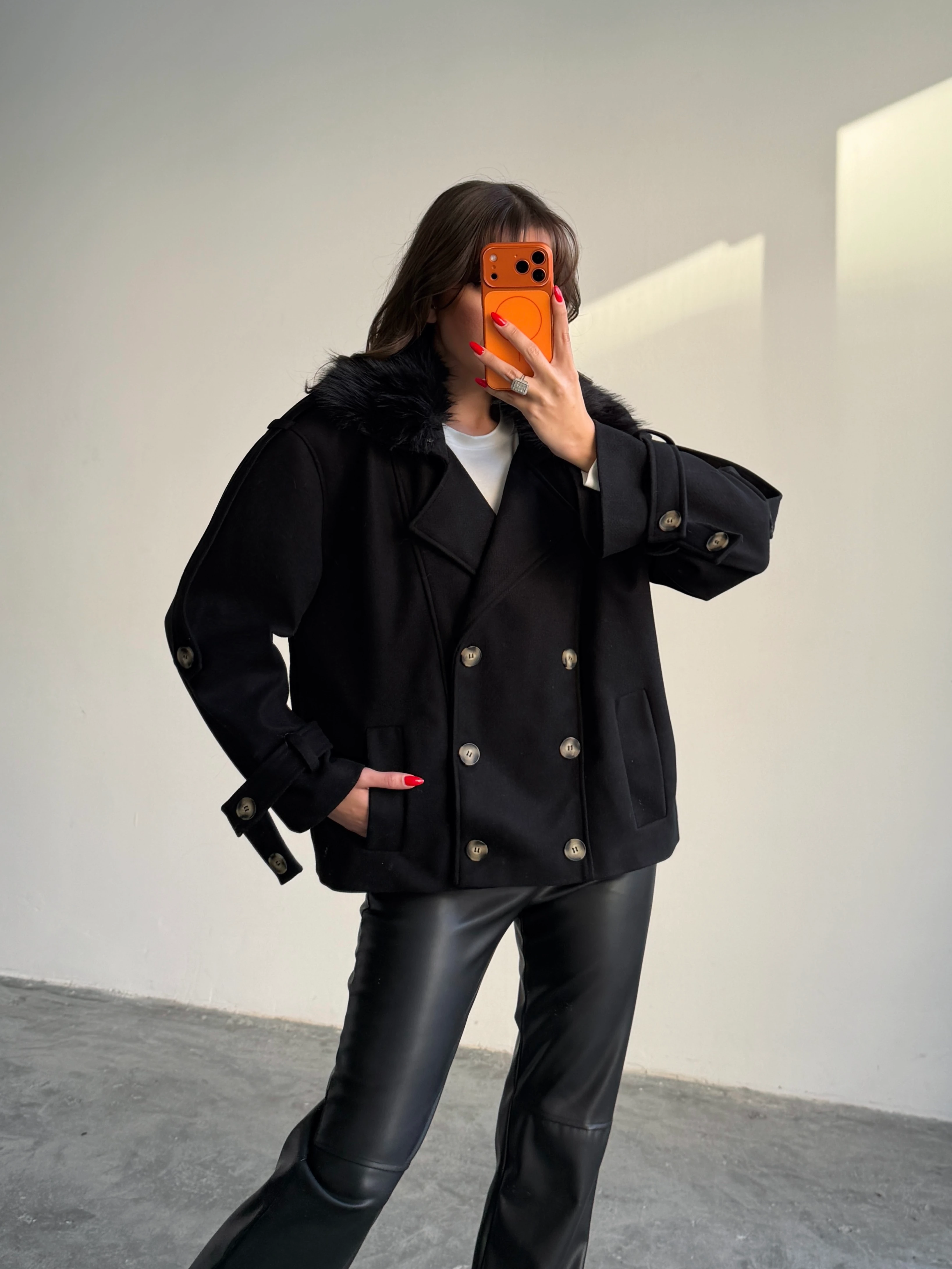 Apolet Detay Kürklü Kaşe Mont  - Siyah