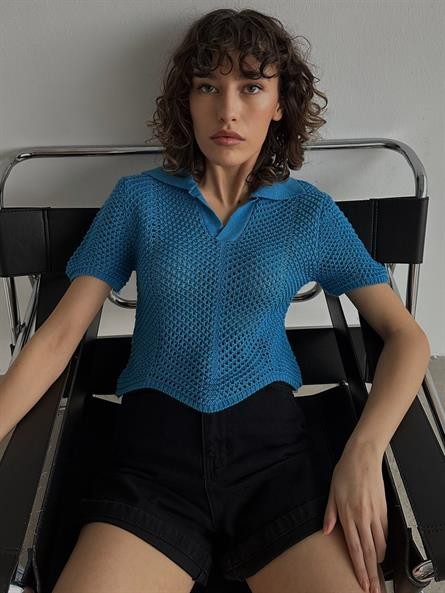Asimetrik Polo Yaka Delikli Crop Saks Mavi
