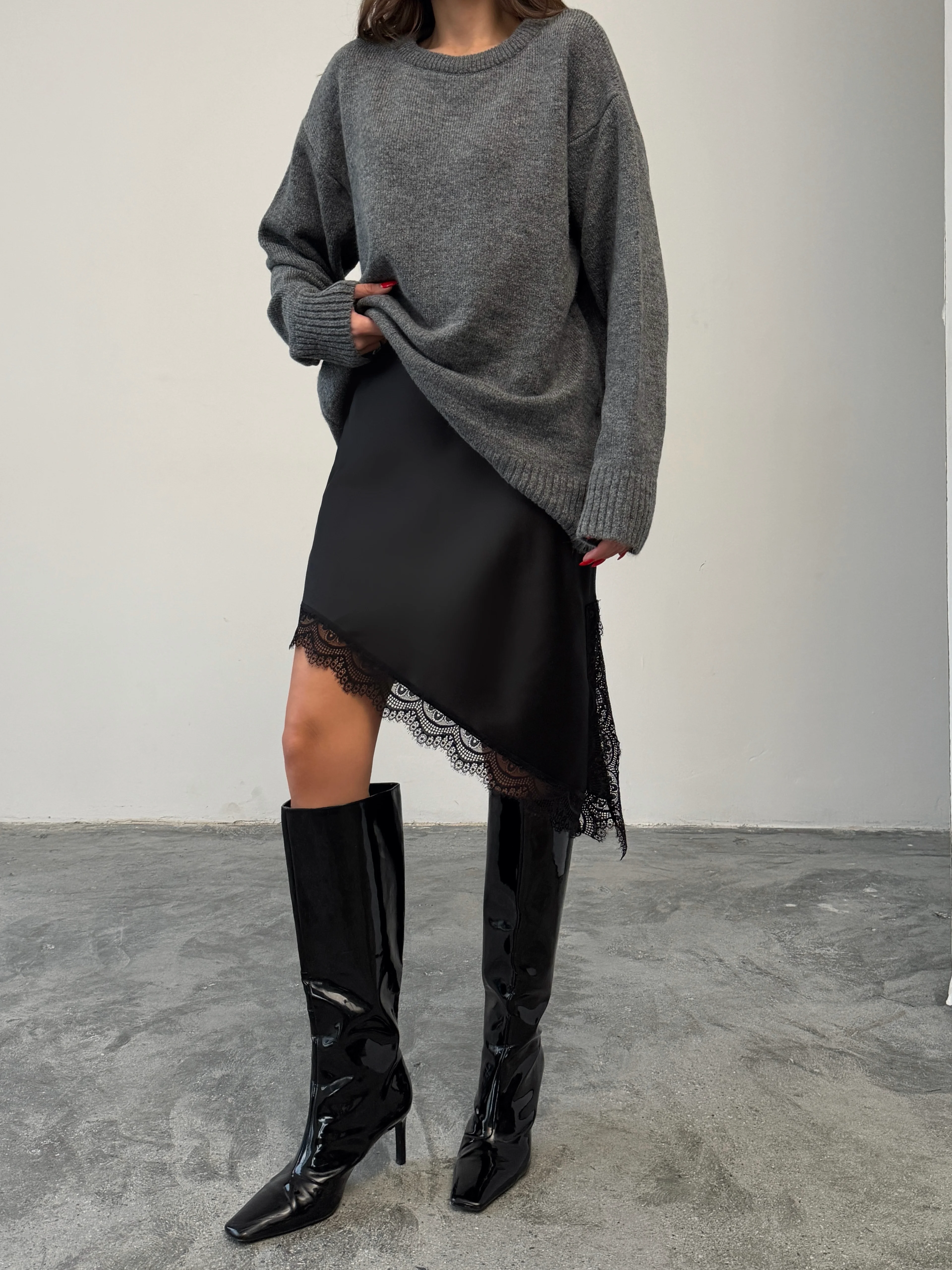 Asimetrik Detay Ucu Dantelli Etek - Siyah