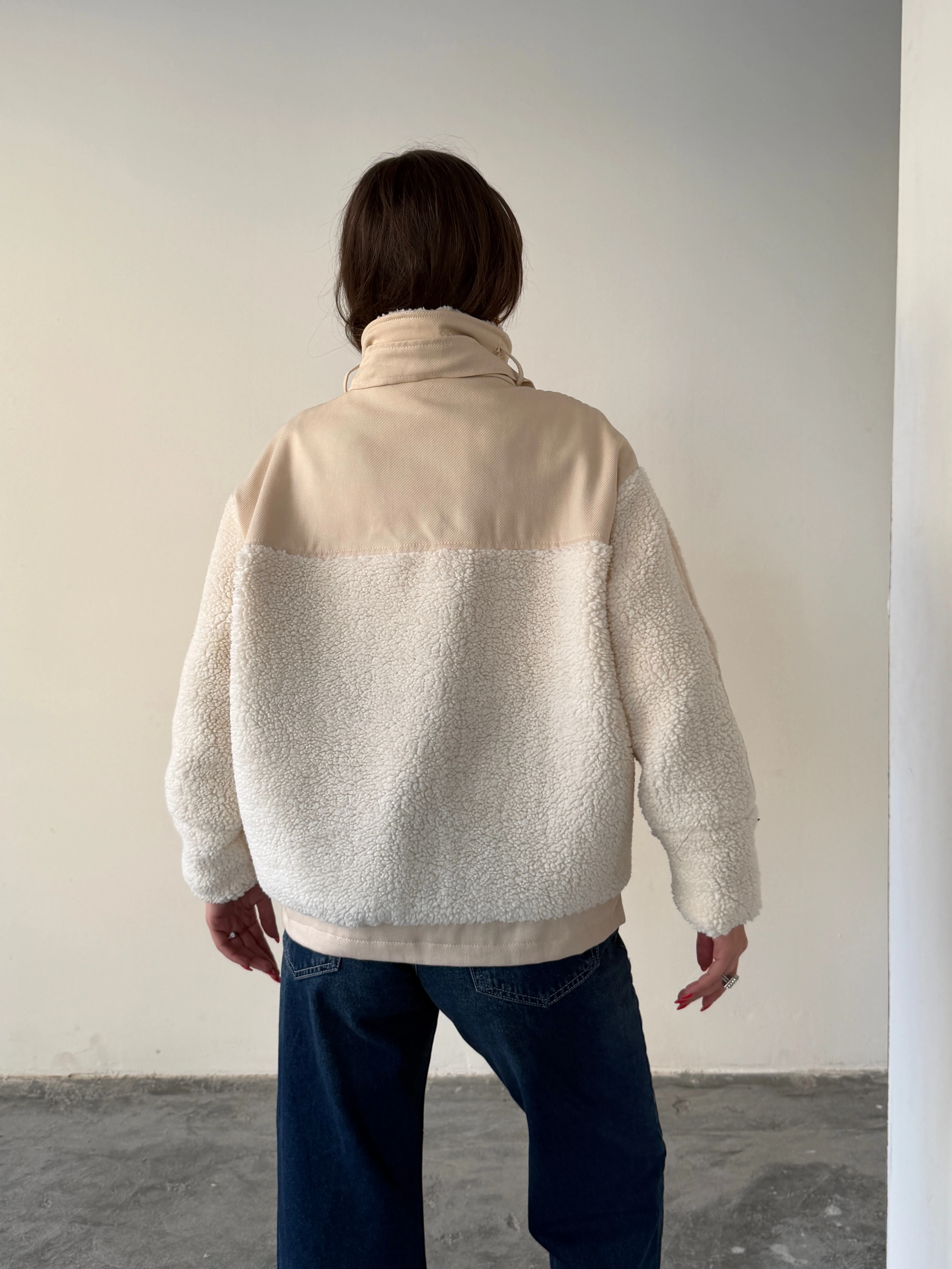 Boynu Kemer Detay Peluş Mont - Krem