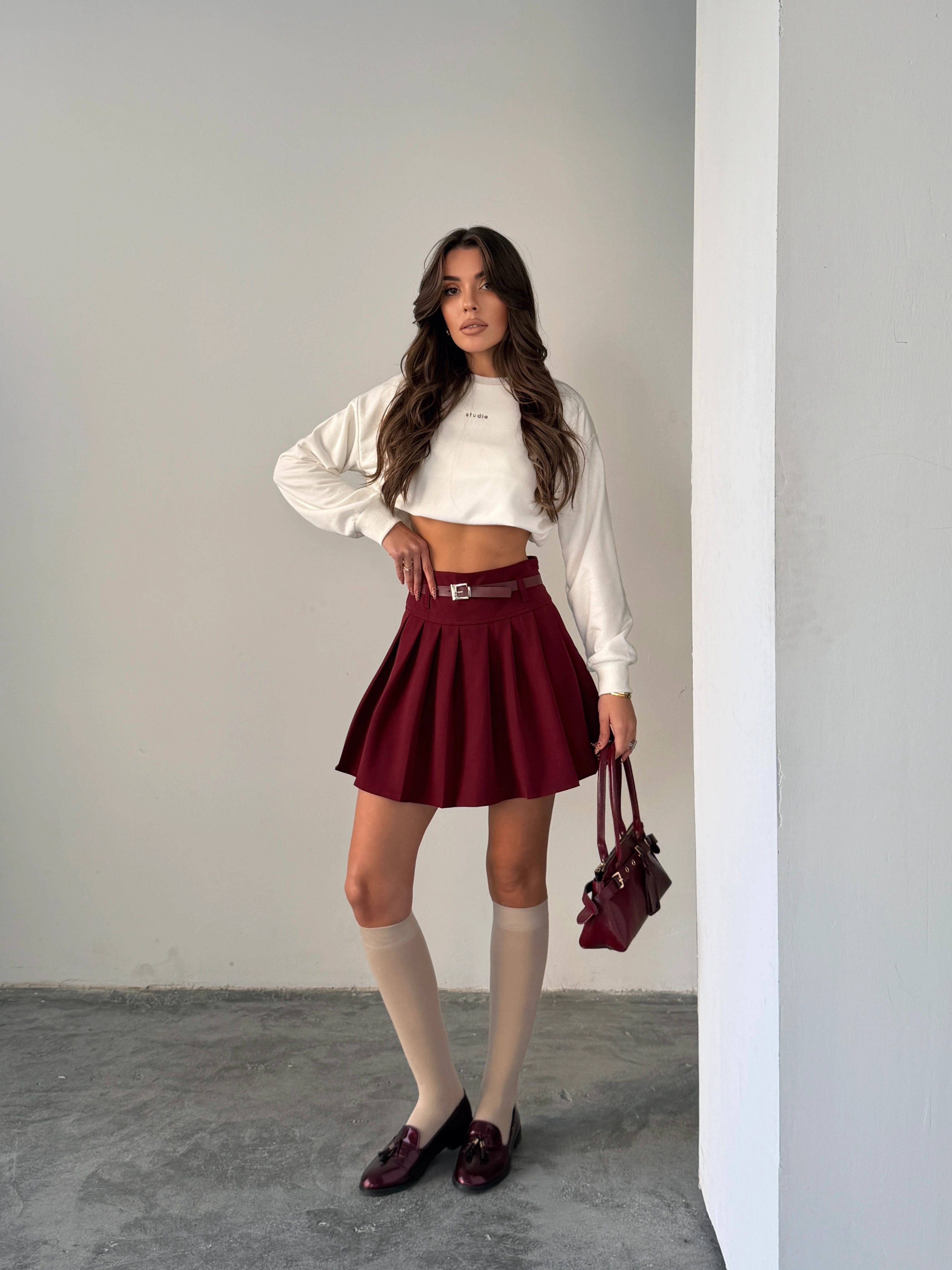 Kemerli Pileli Mini Etek - Bordo