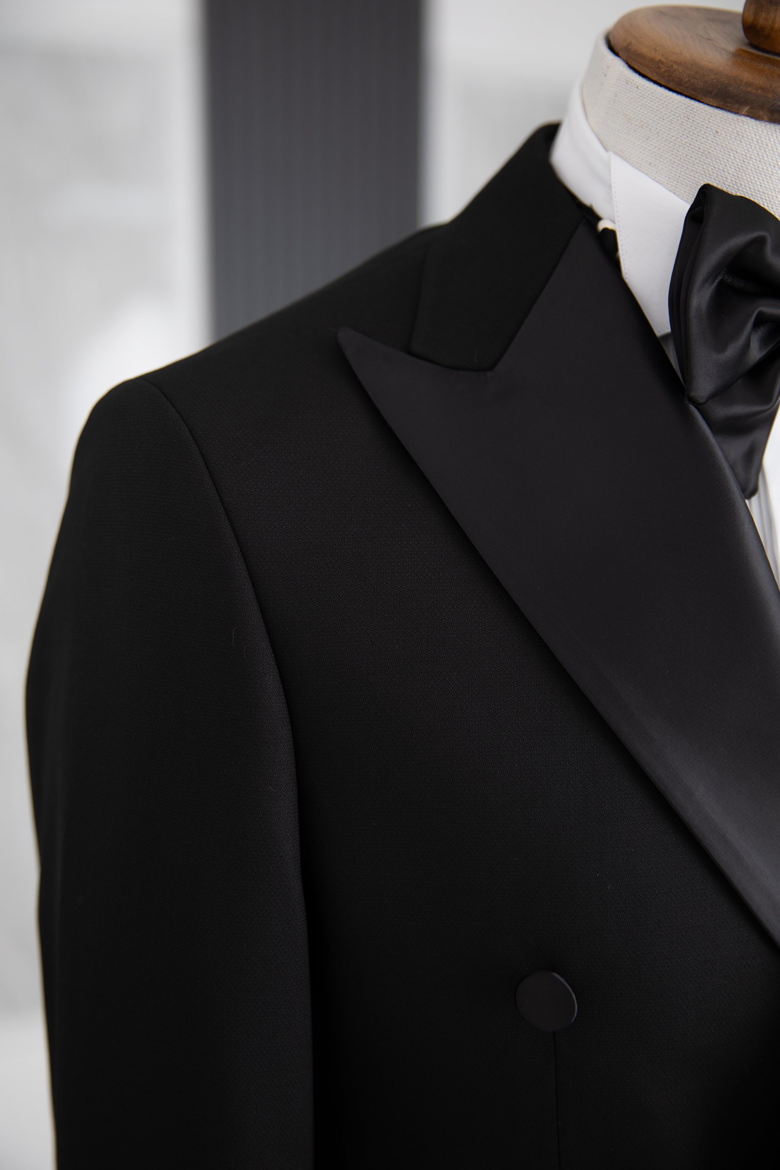 Modern Fit Çıkma Sivri Yaka Kruvaze Damatlık & Smokin