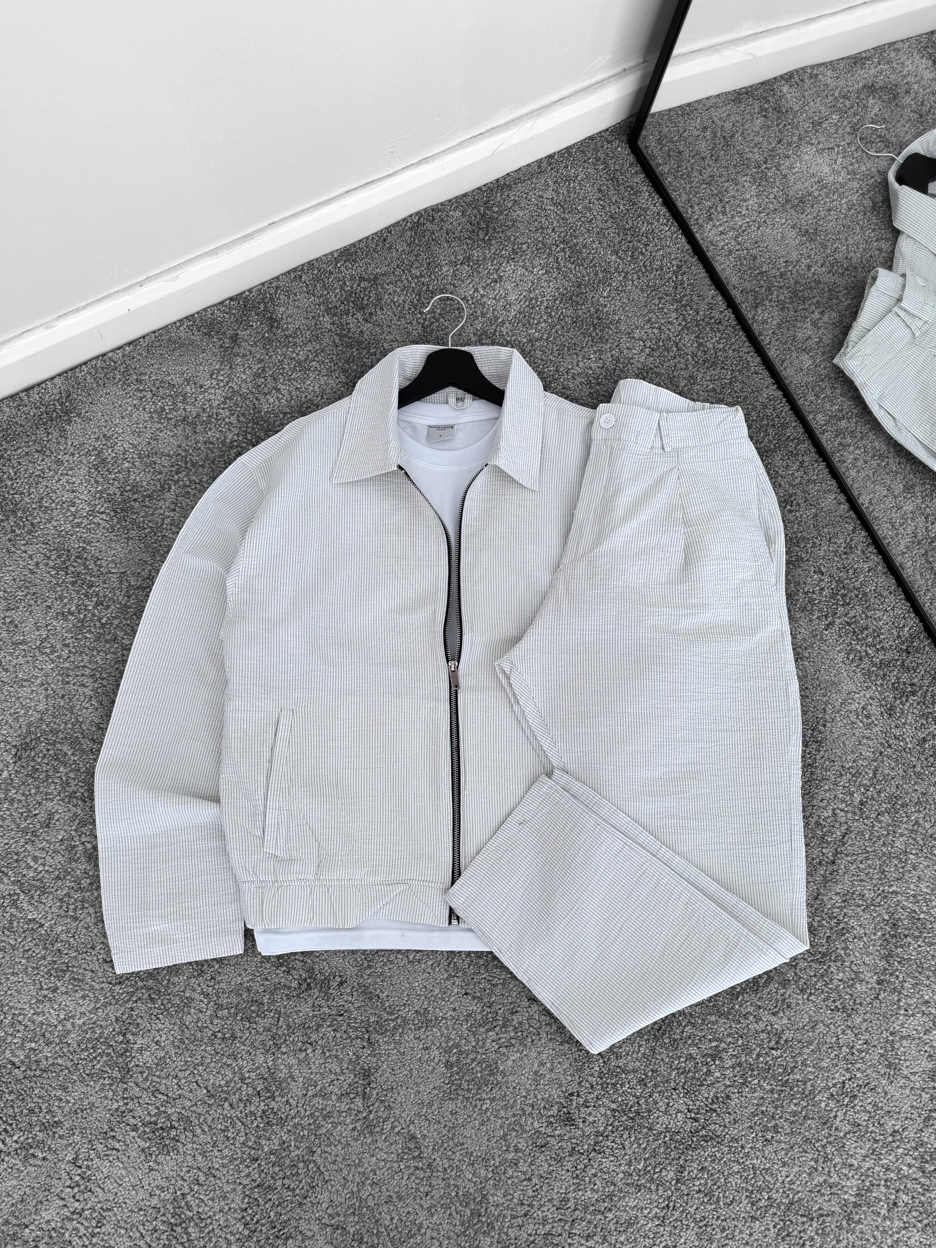 Beyaz Gofre Kumaş Crop Ceket & Beyaz Gofre Kumaş Boyfriend Pantolon Takım (VV166)