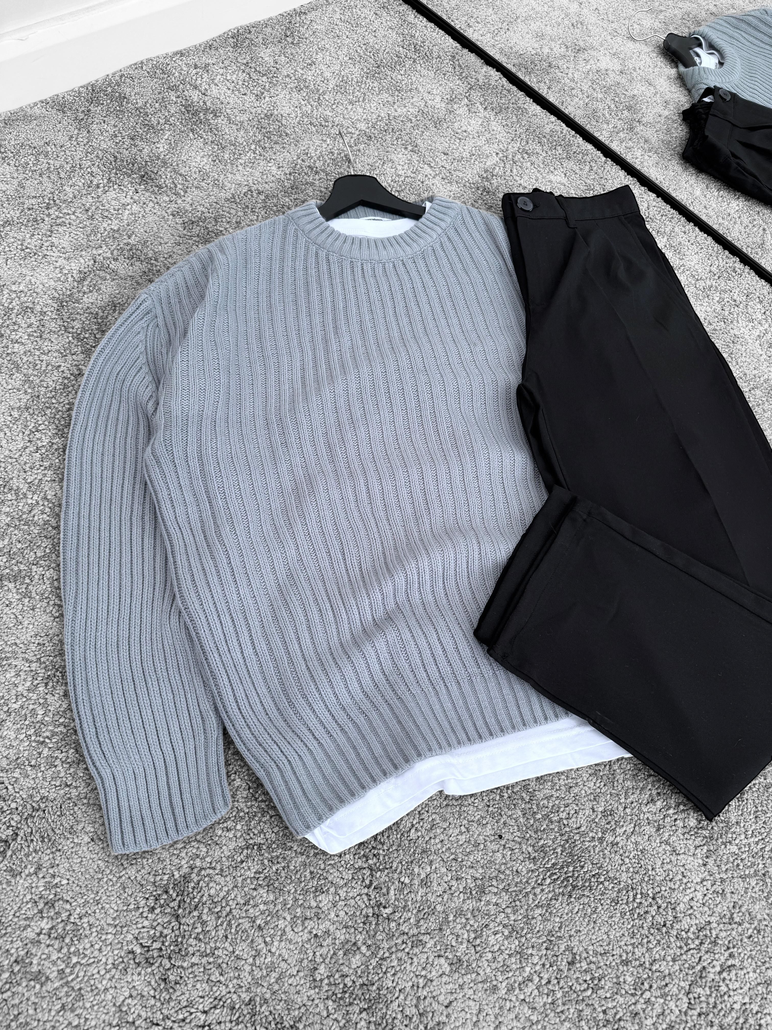 Gri Örme Kumaş Oversize Kazak & Siyah Baggy Kumaş Pantolon (VV111)